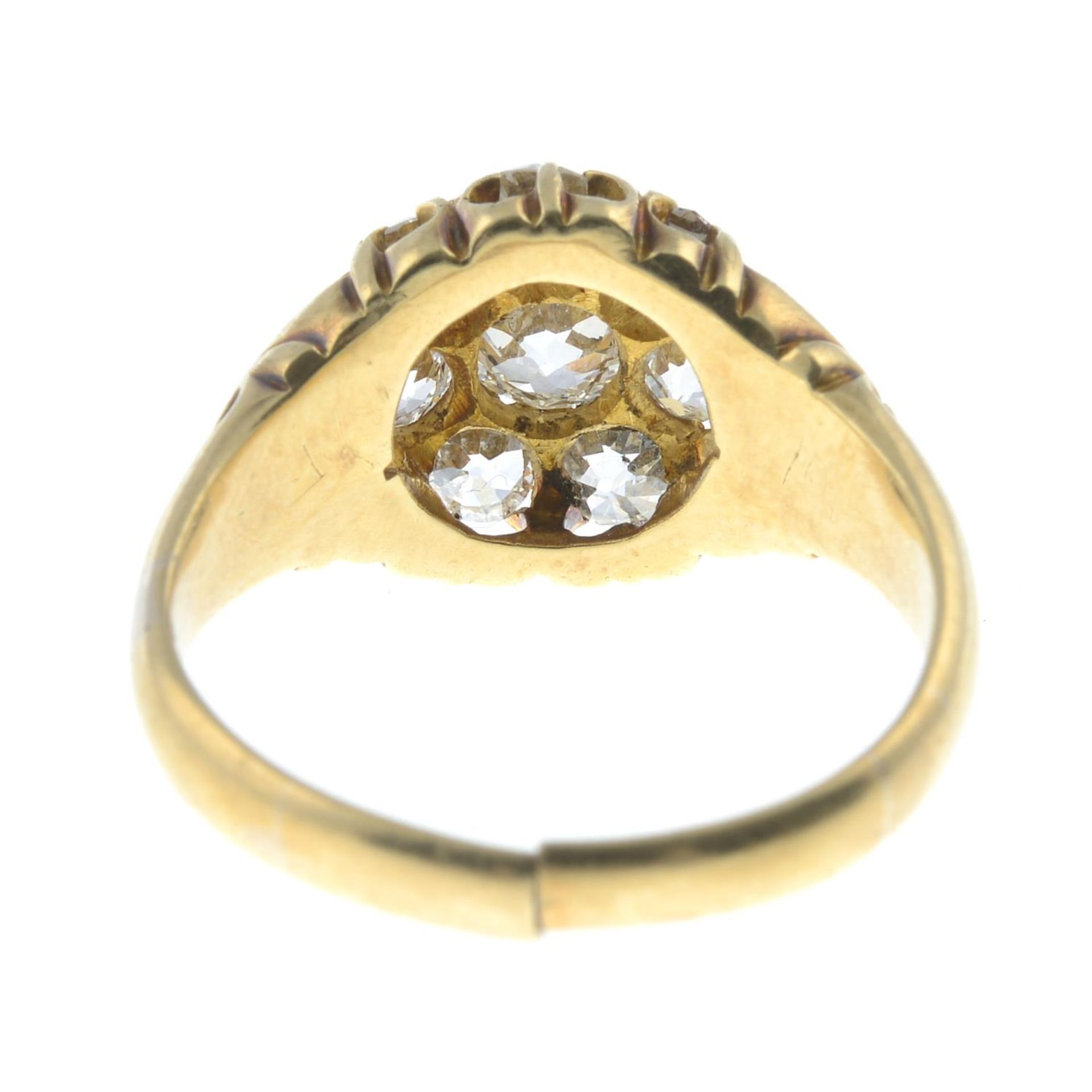 A late Victorian 18ct gold old-cut diamond cluster ring. - Bild 5 aus 5