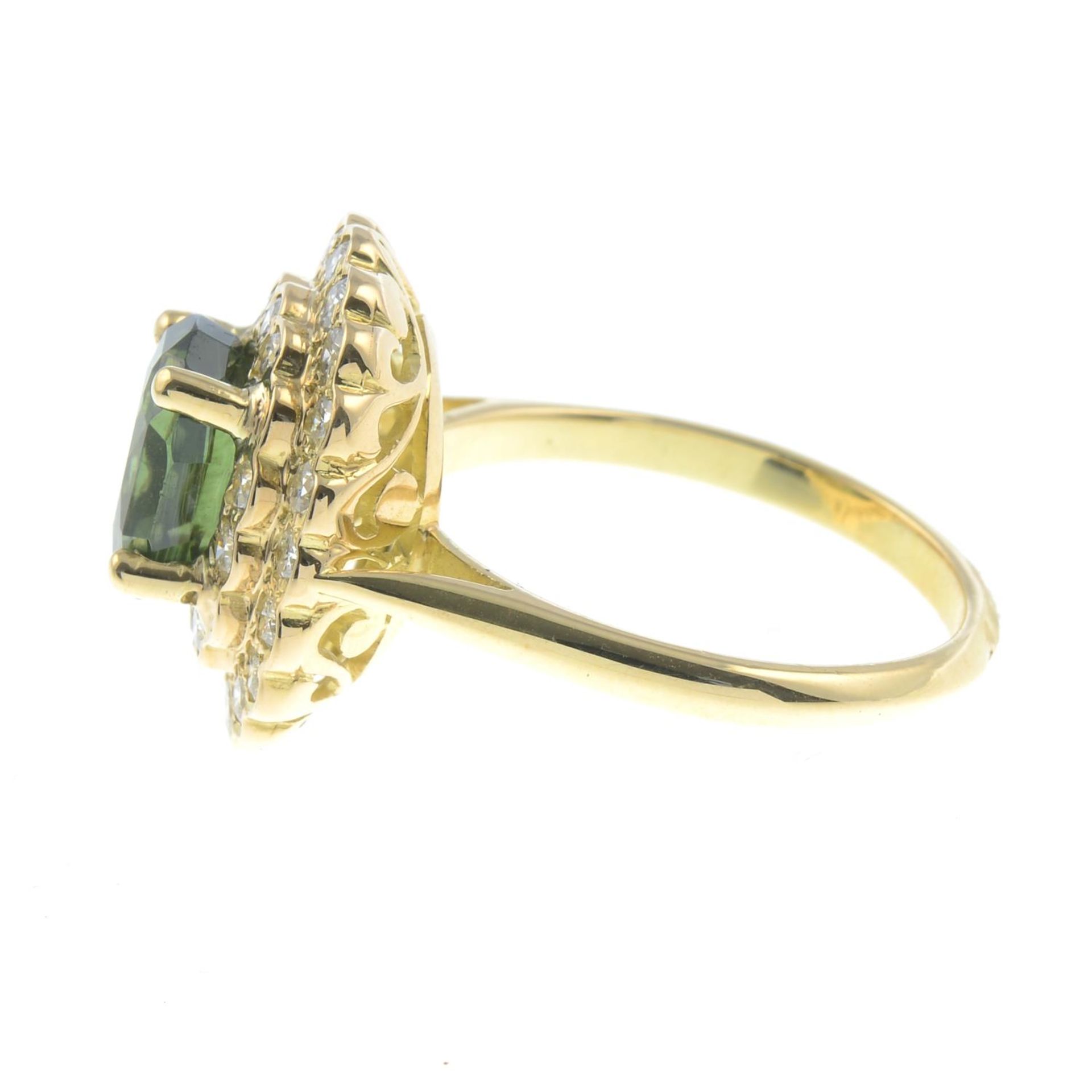 A green zircon and diamond cluster ring. - Bild 4 aus 5