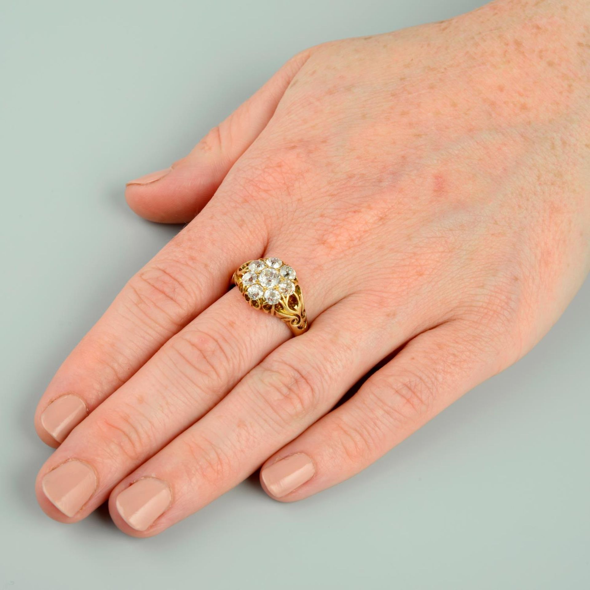 A late Victorian 18ct gold old-cut diamond cluster ring. - Bild 3 aus 5