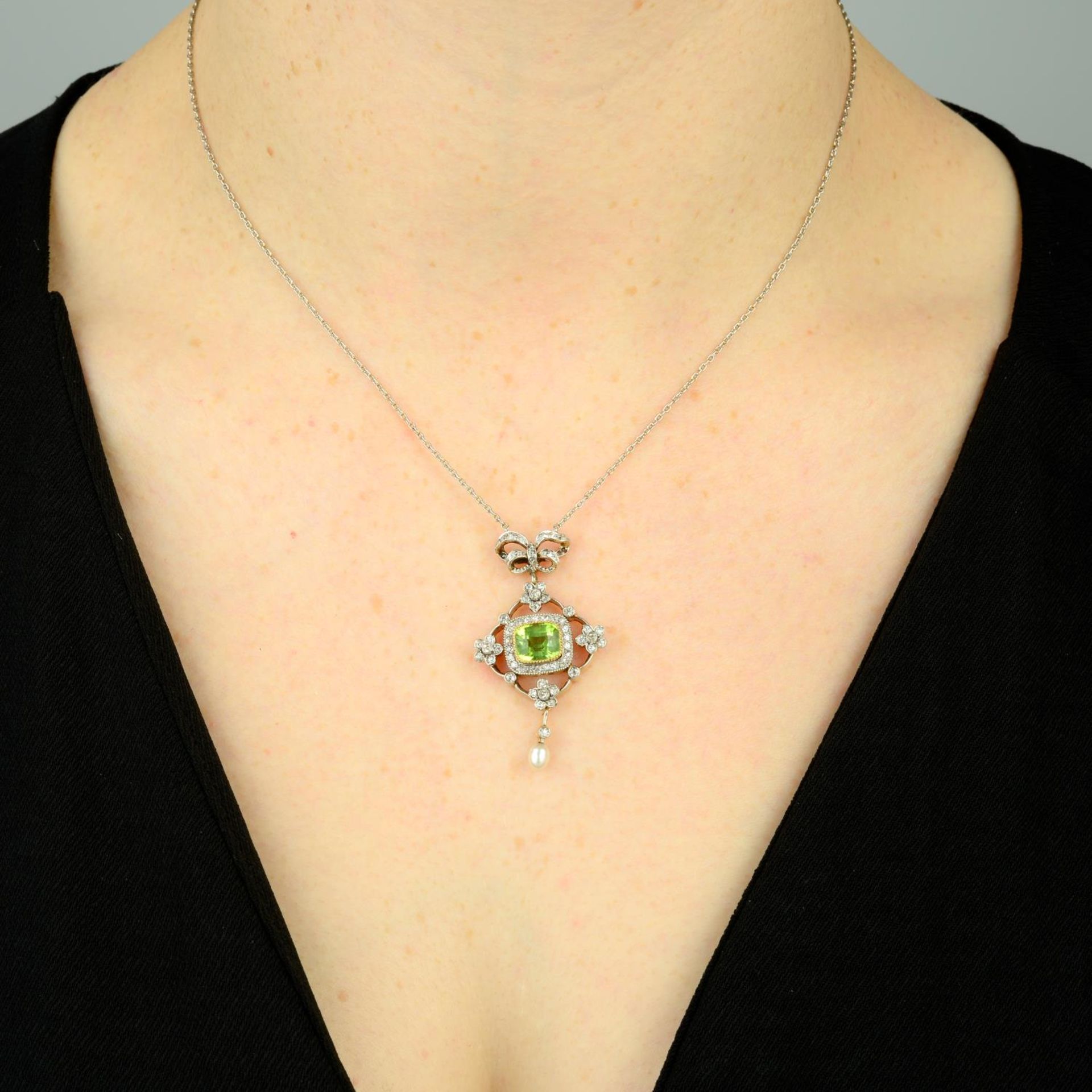 An early 20th century platinum and gold, peridot, old-cut diamond and pearl pendant, on chain. - Bild 3 aus 4
