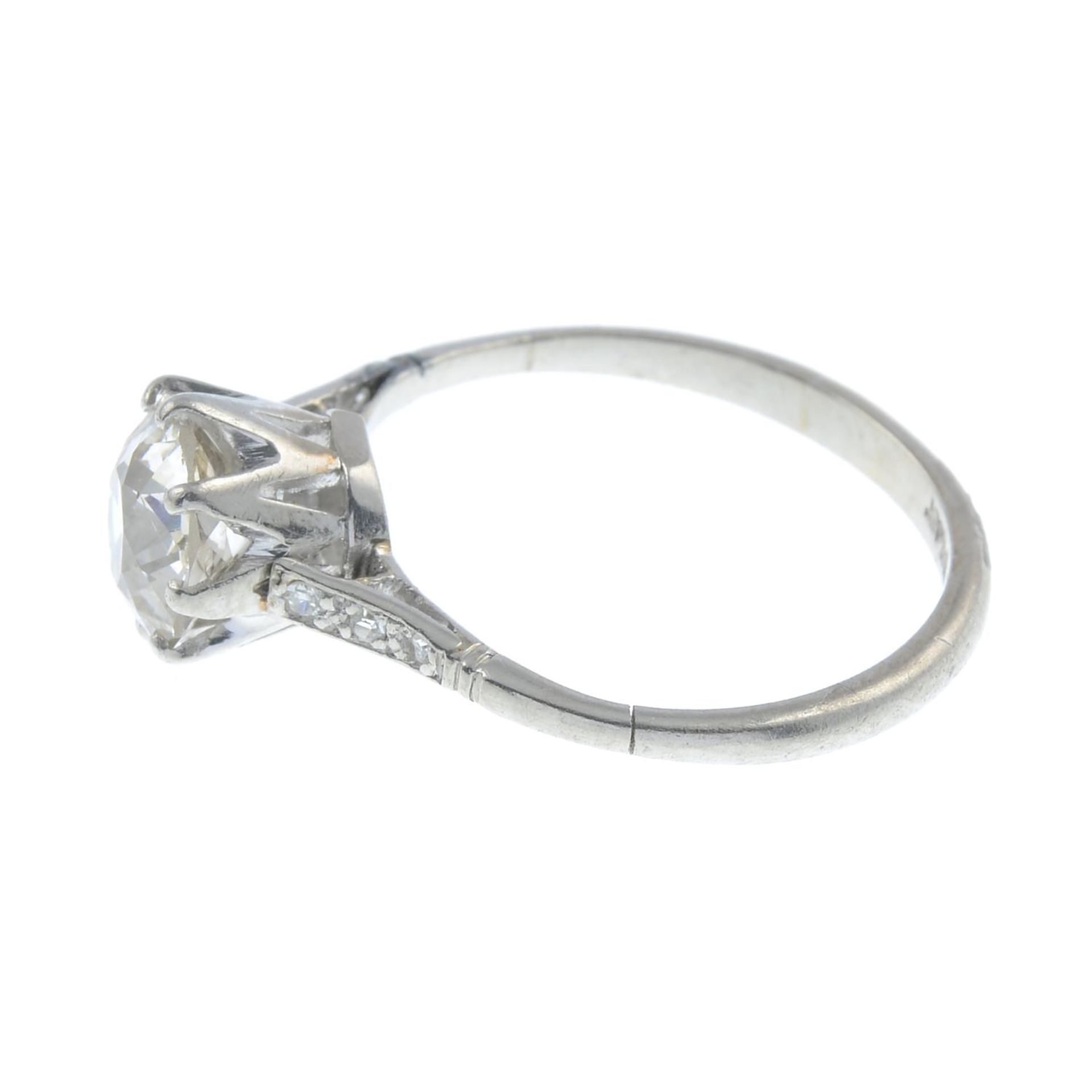 An old-cut diamond single-stone ring, with diamond shoulders. - Bild 4 aus 5