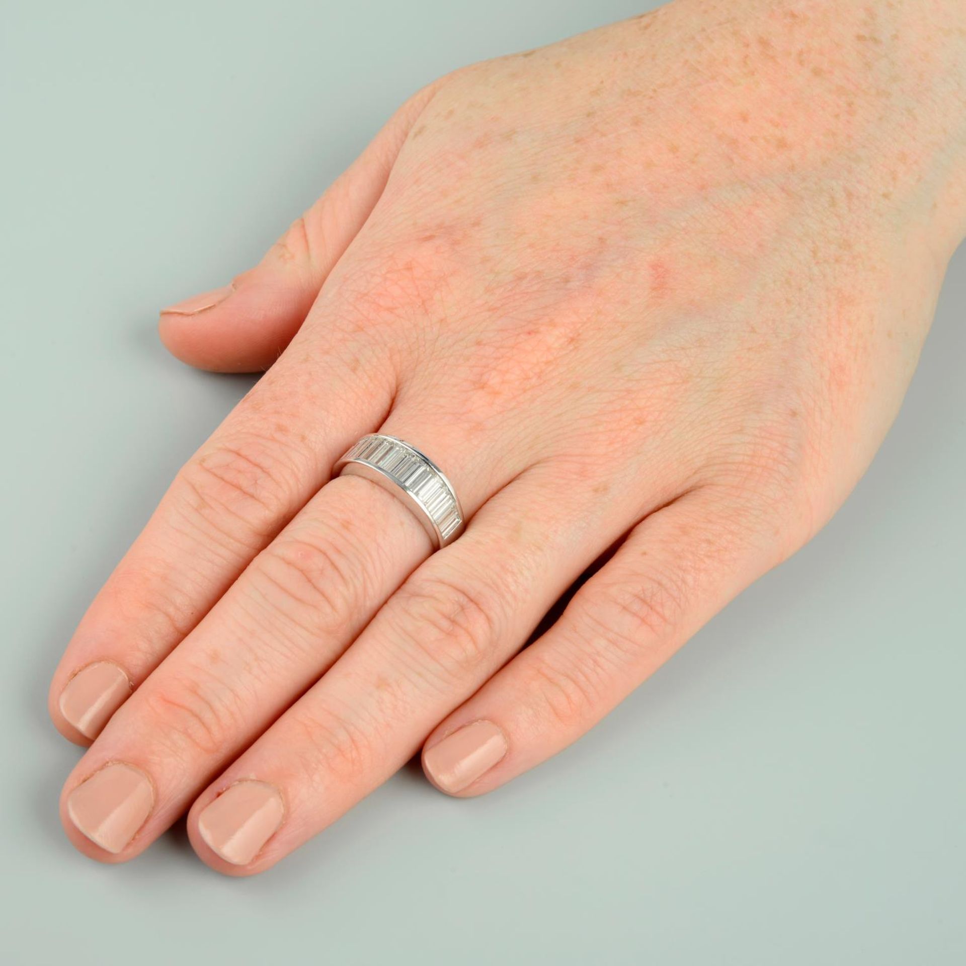 A graduated baguette-cut diamond half eternity ring. - Bild 3 aus 5