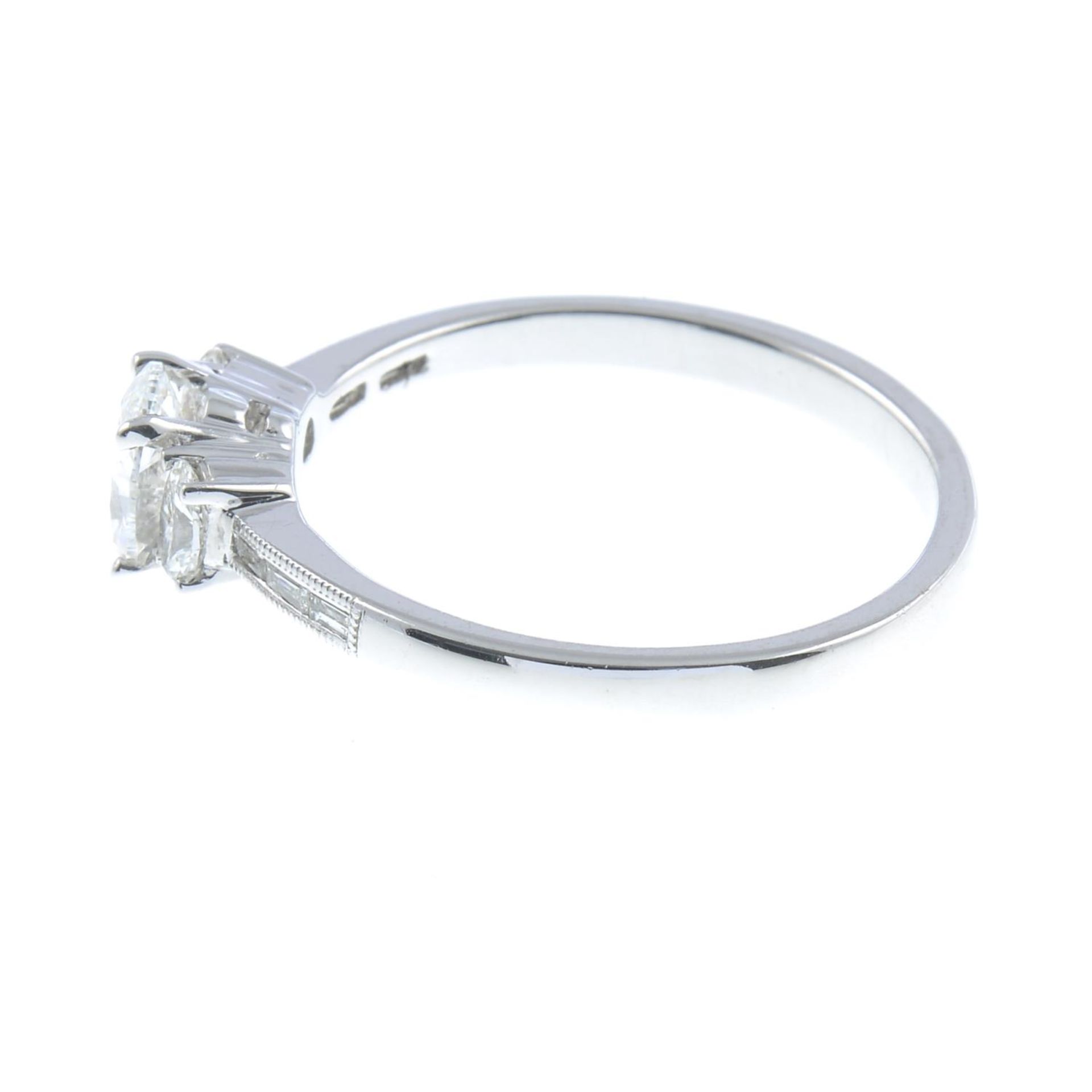 An oval-shape diamond single-stone ring, with oval-shape and baguette-cut diamond sides. - Bild 4 aus 6
