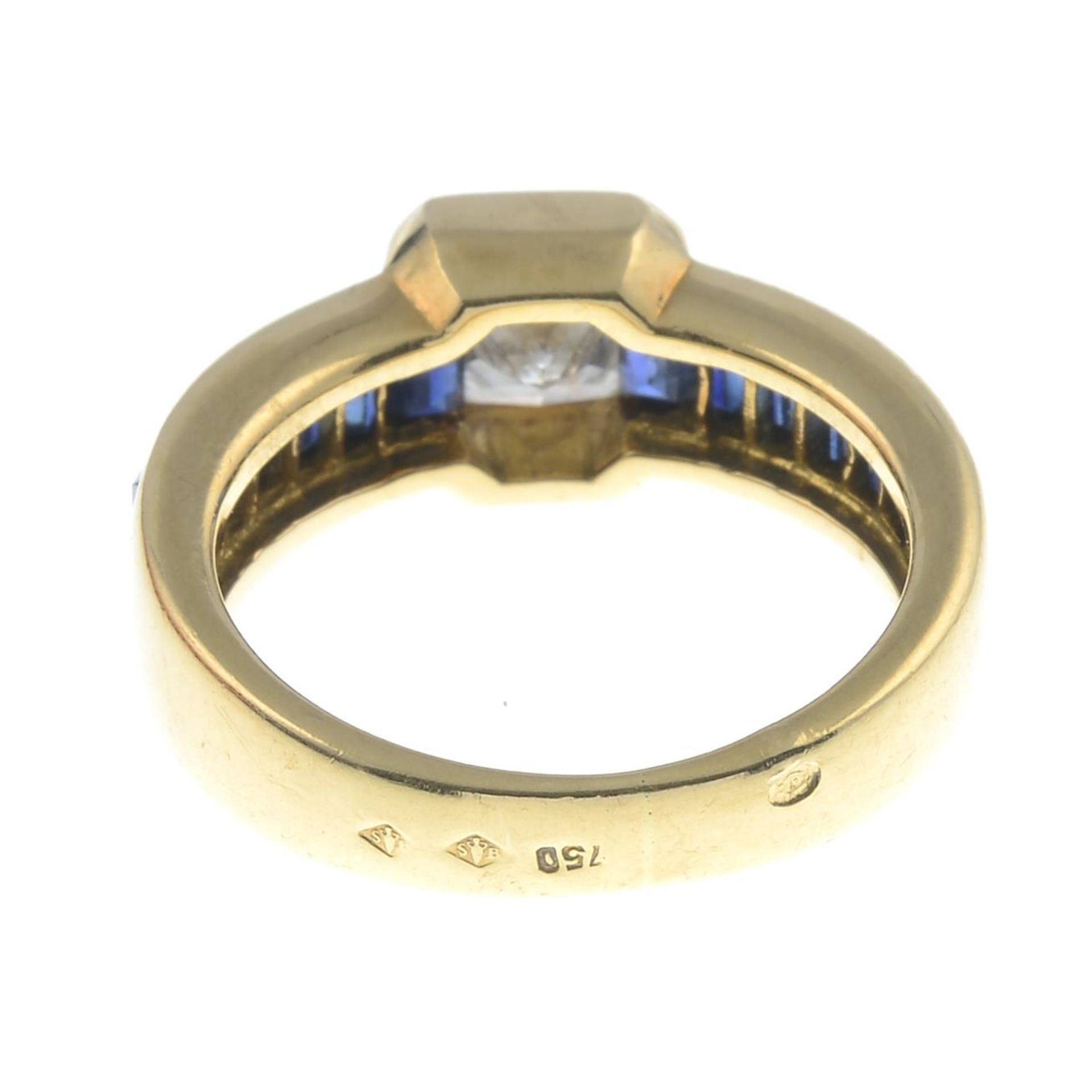 A square-shape diamond and calibre-cut sapphire dress ring, - Bild 5 aus 5