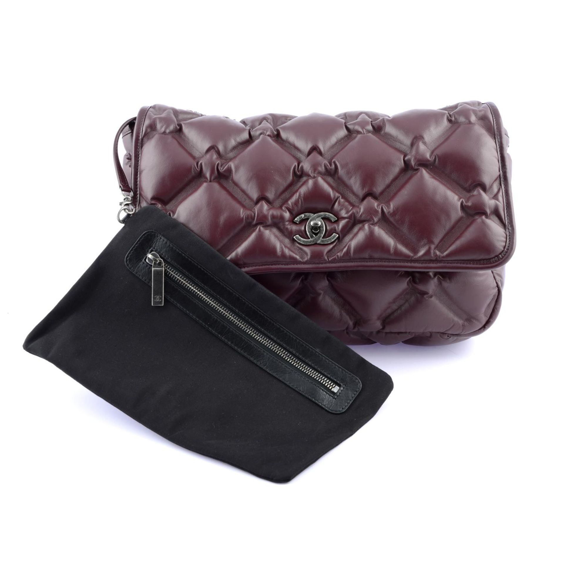 CHANEL - a burgundy quilted Bubble Chesterfield handbag. - Bild 4 aus 5