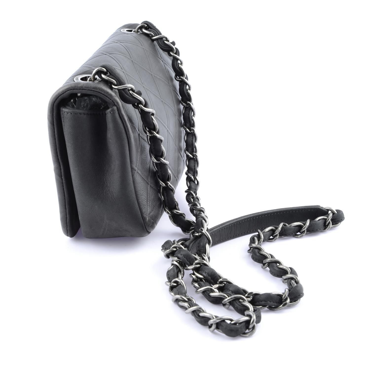 CHANEL - a small grey handbag. - Image 3 of 4