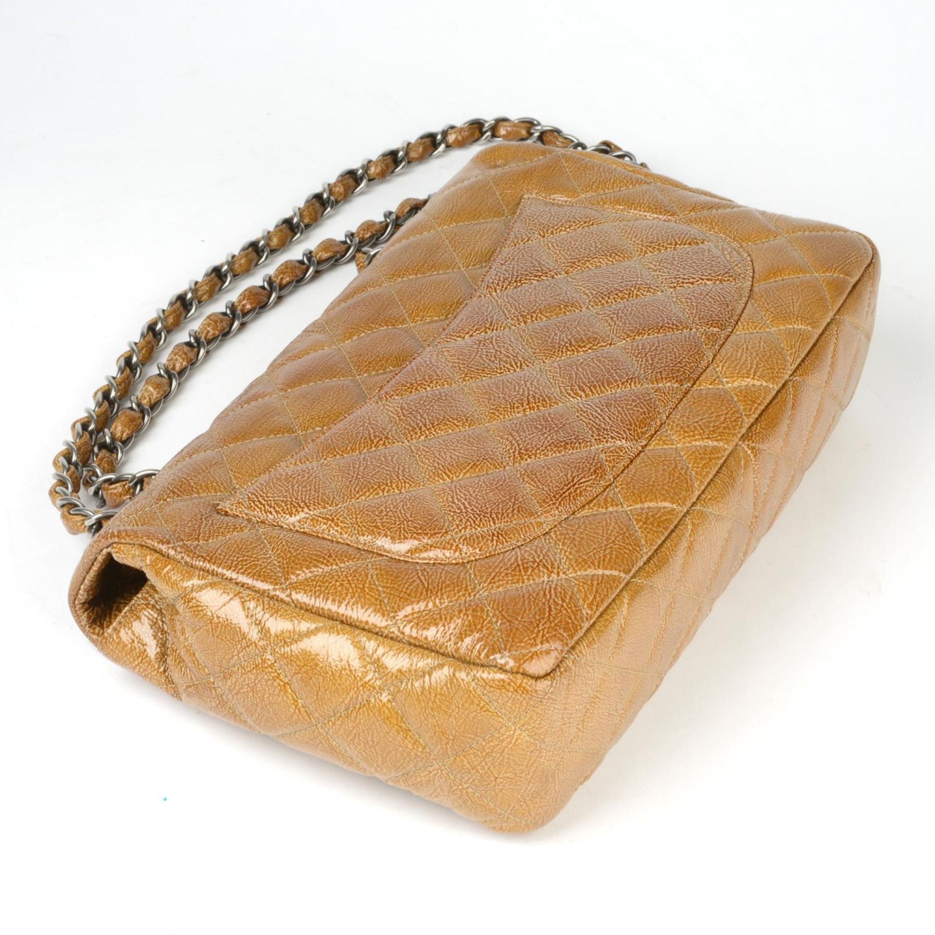 CHANEL - a crinkled patent leather Single Flap handbag. - Image 3 of 4