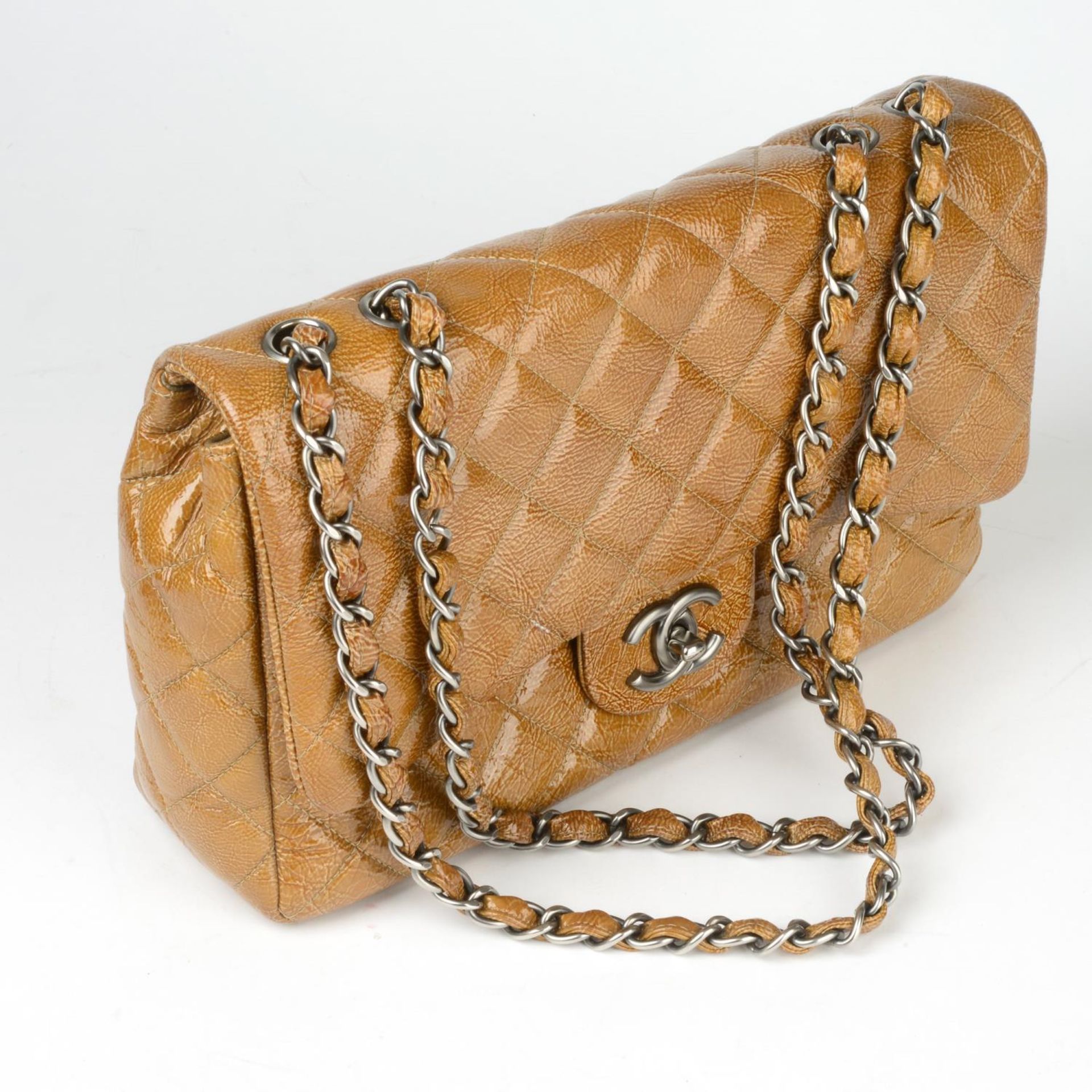 CHANEL - a crinkled patent leather Single Flap handbag. - Image 2 of 4