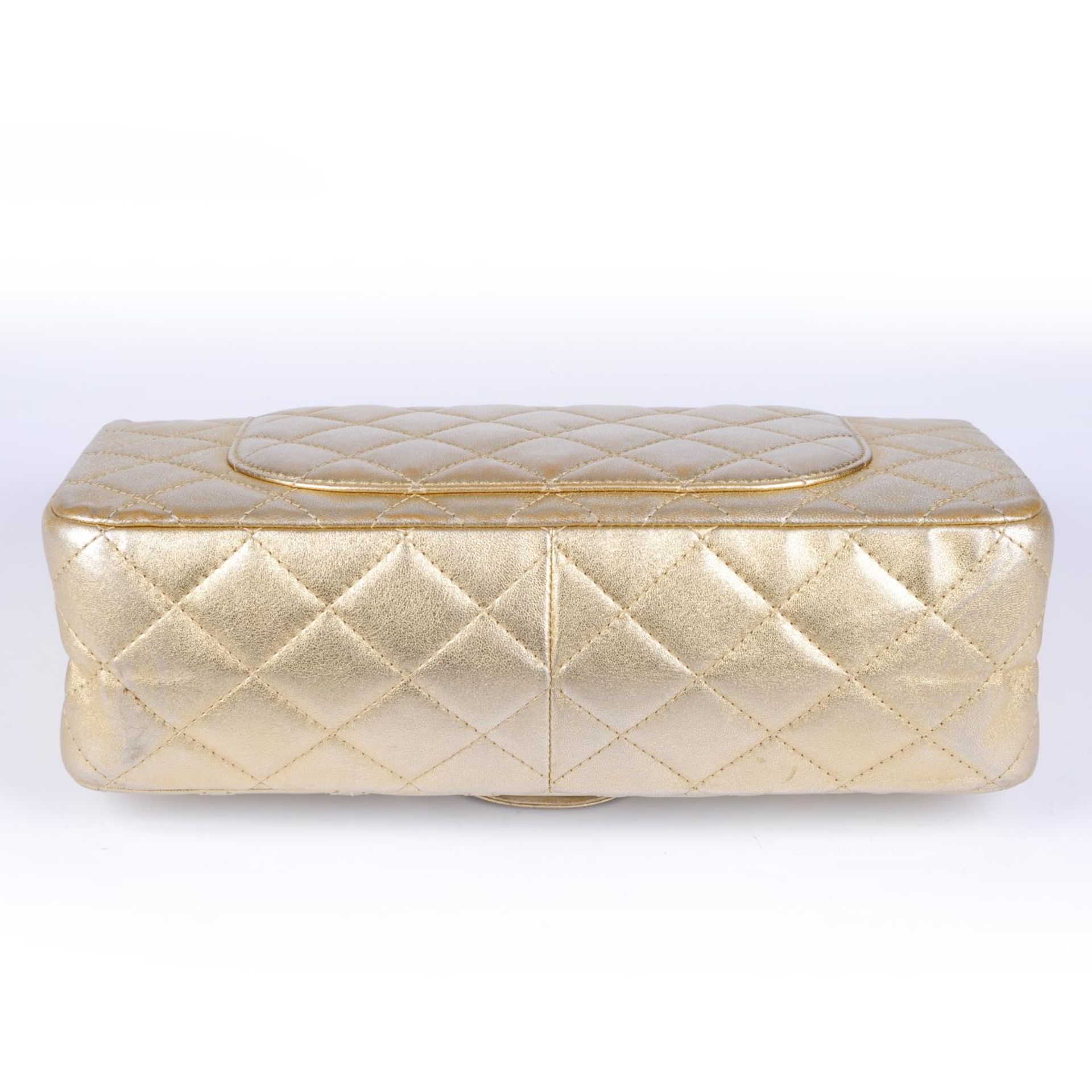 CHANEL - a metallic gold quilted 2.55 Reissue Flap 227 handbag. - Bild 4 aus 4