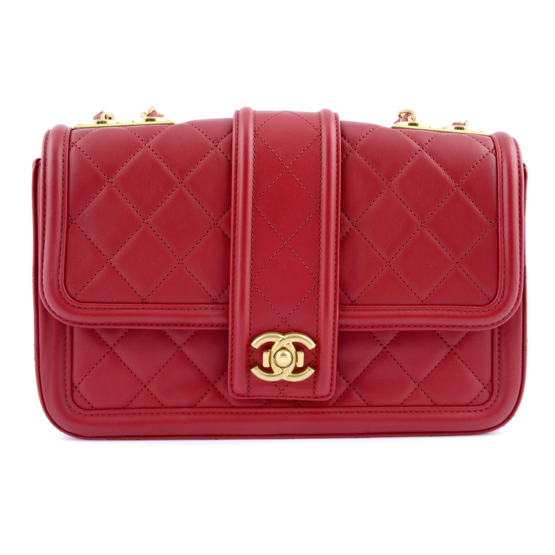 CHANEL - a red quilted Elegant handbag.