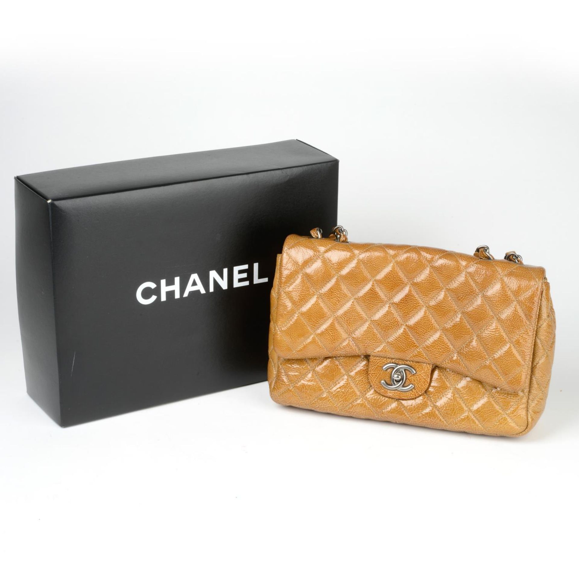 CHANEL - a crinkled patent leather Single Flap handbag. - Image 4 of 4