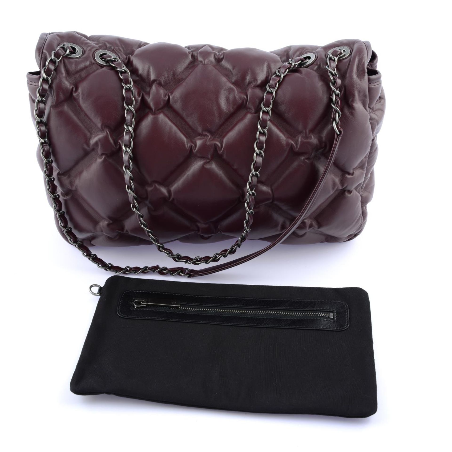 CHANEL - a burgundy quilted Bubble Chesterfield handbag. - Bild 2 aus 5