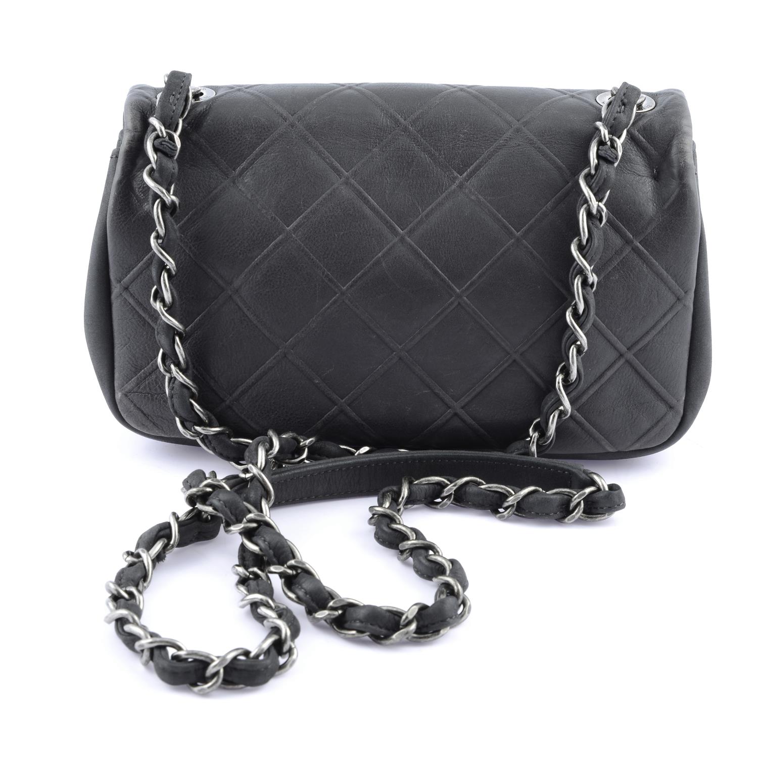 CHANEL - a small grey handbag. - Image 2 of 4