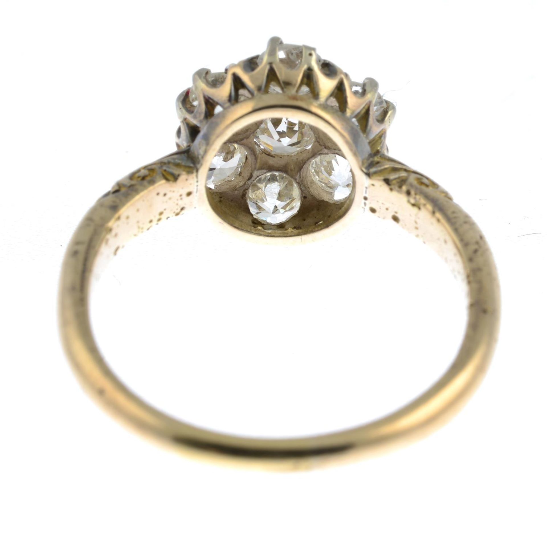 A circular-cut diamond cluster ring. - Bild 3 aus 3