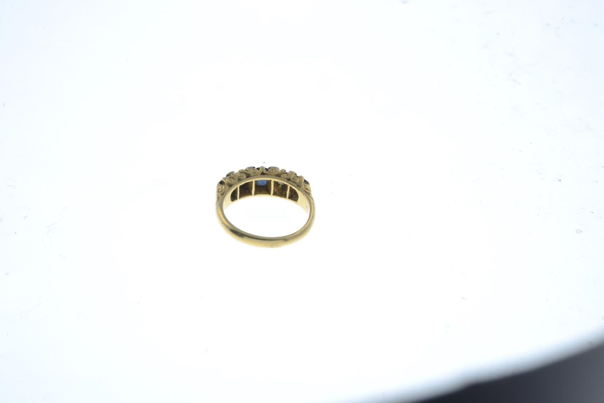 A sapphire and brilliant-cut diamond five-stone ring, with double single-cut diamond spacers. - Bild 2 aus 3