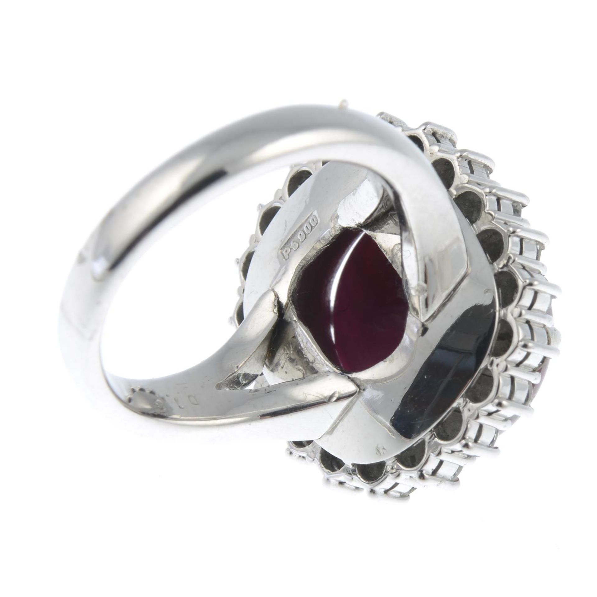 A star ruby and brilliant-cut diamond cluster ring. - Bild 2 aus 3