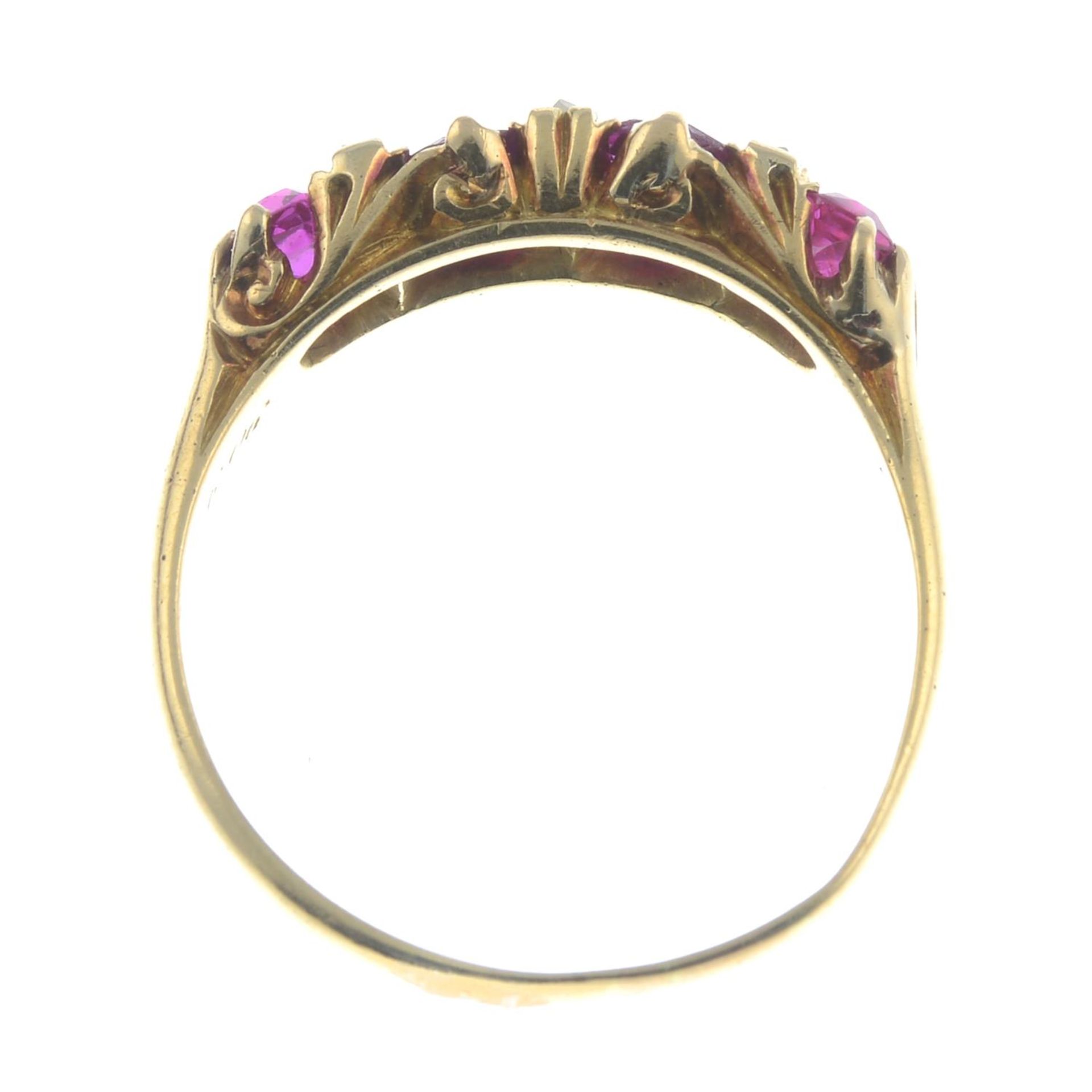 An Edwardian 18ct gold ruby five-stone ring, - Bild 2 aus 2