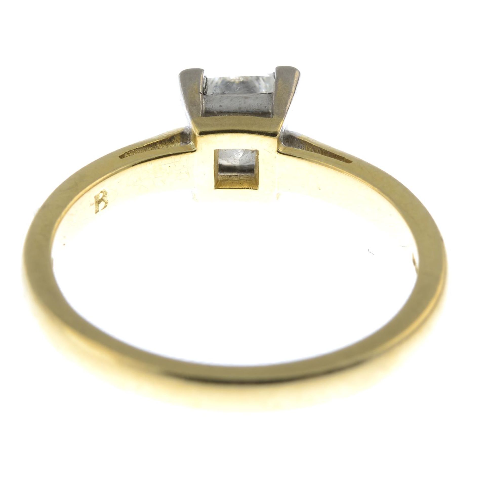 An 18ct gold square-shape diamond single-stone ring.With mini report 1/22425-016, - Bild 3 aus 4