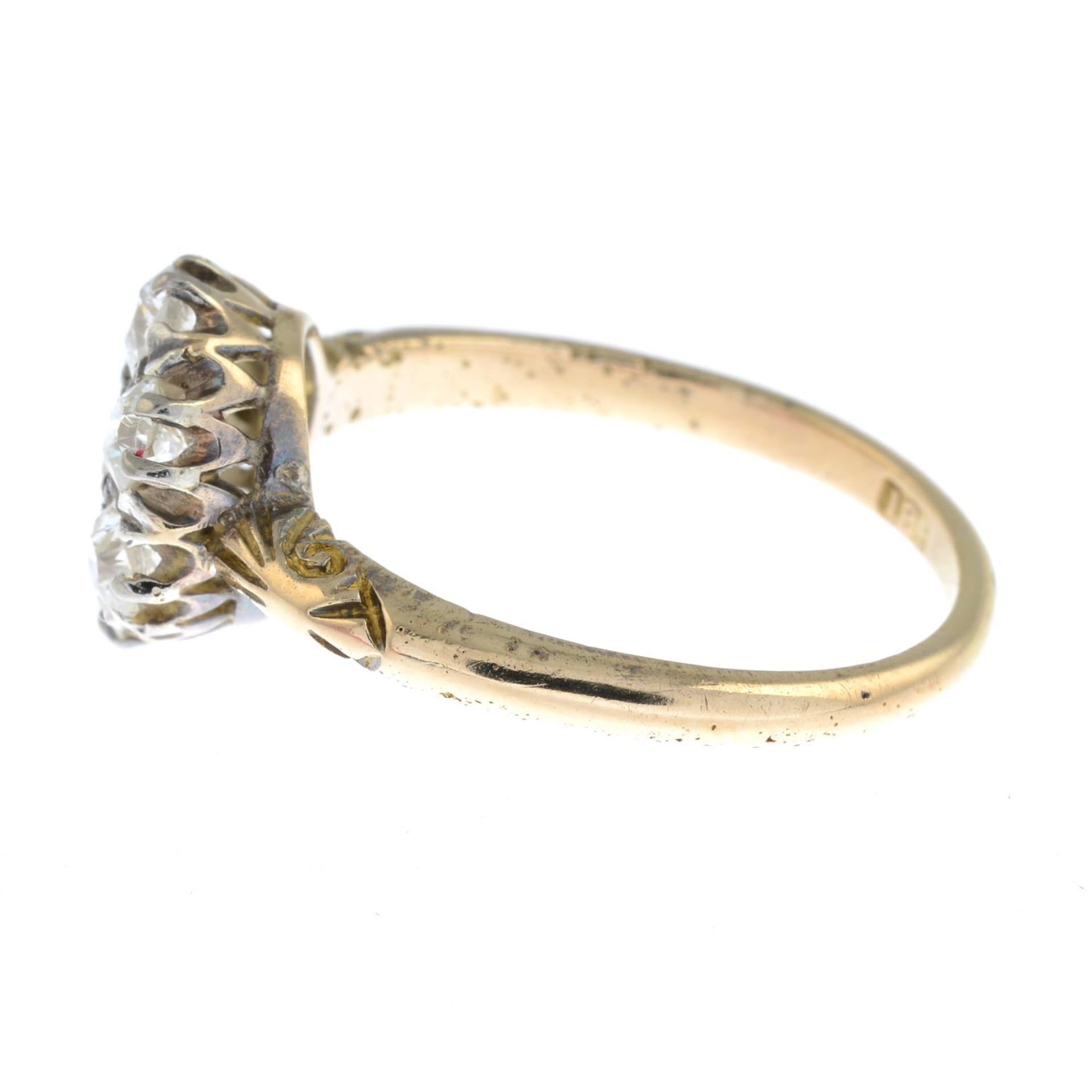 A circular-cut diamond cluster ring. - Bild 2 aus 3