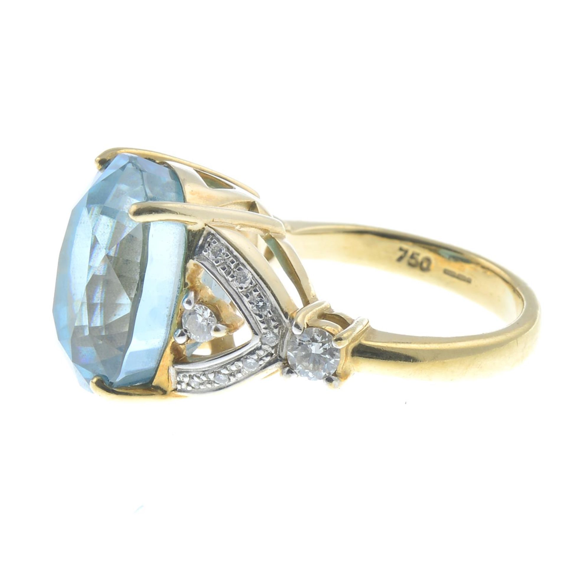 An 18ct gold blue zircon and brilliant-cut diamond dress ring.Zircon calculated weight 13.26cts, - Bild 3 aus 3
