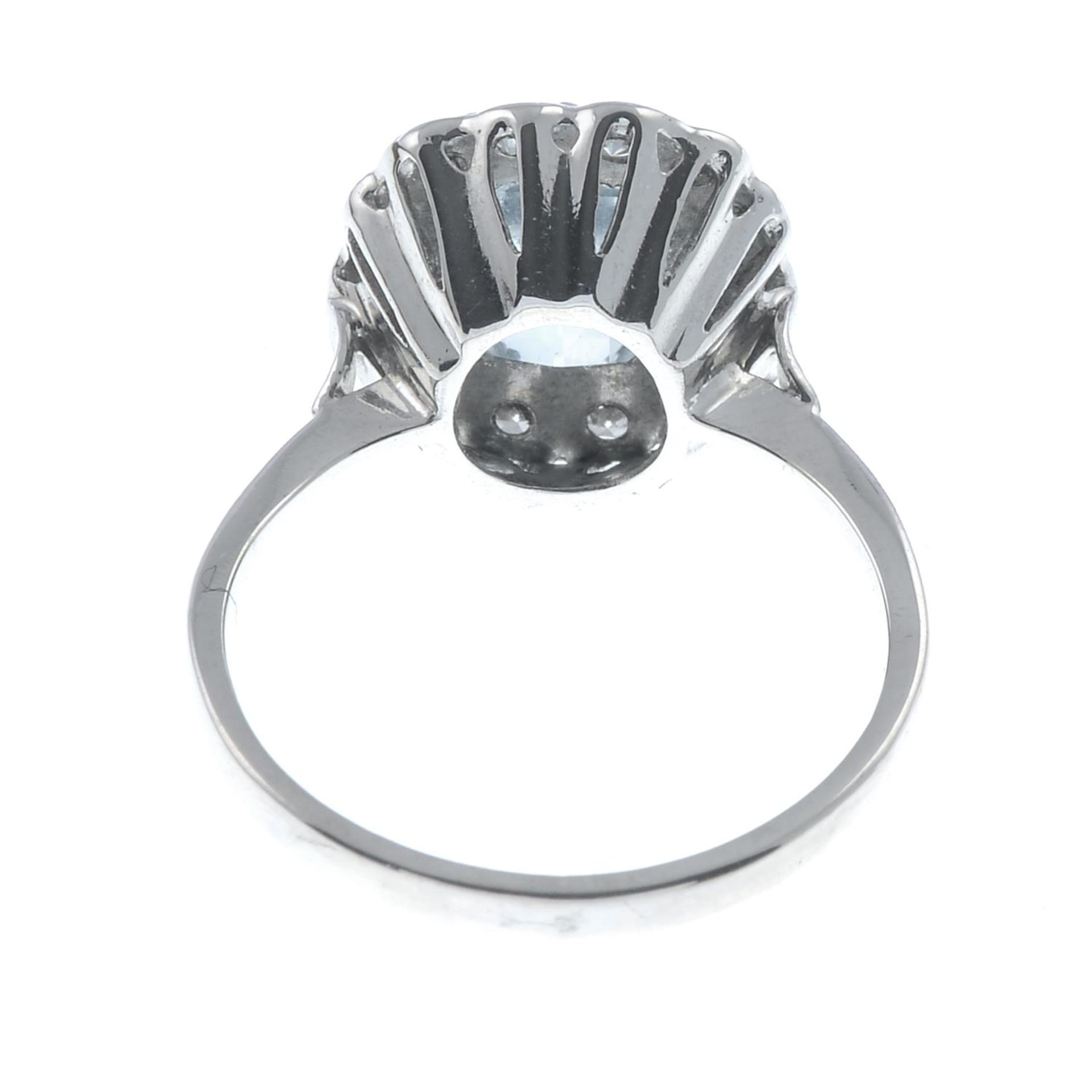 An aquamarine and diamond cluster ring. - Bild 2 aus 3