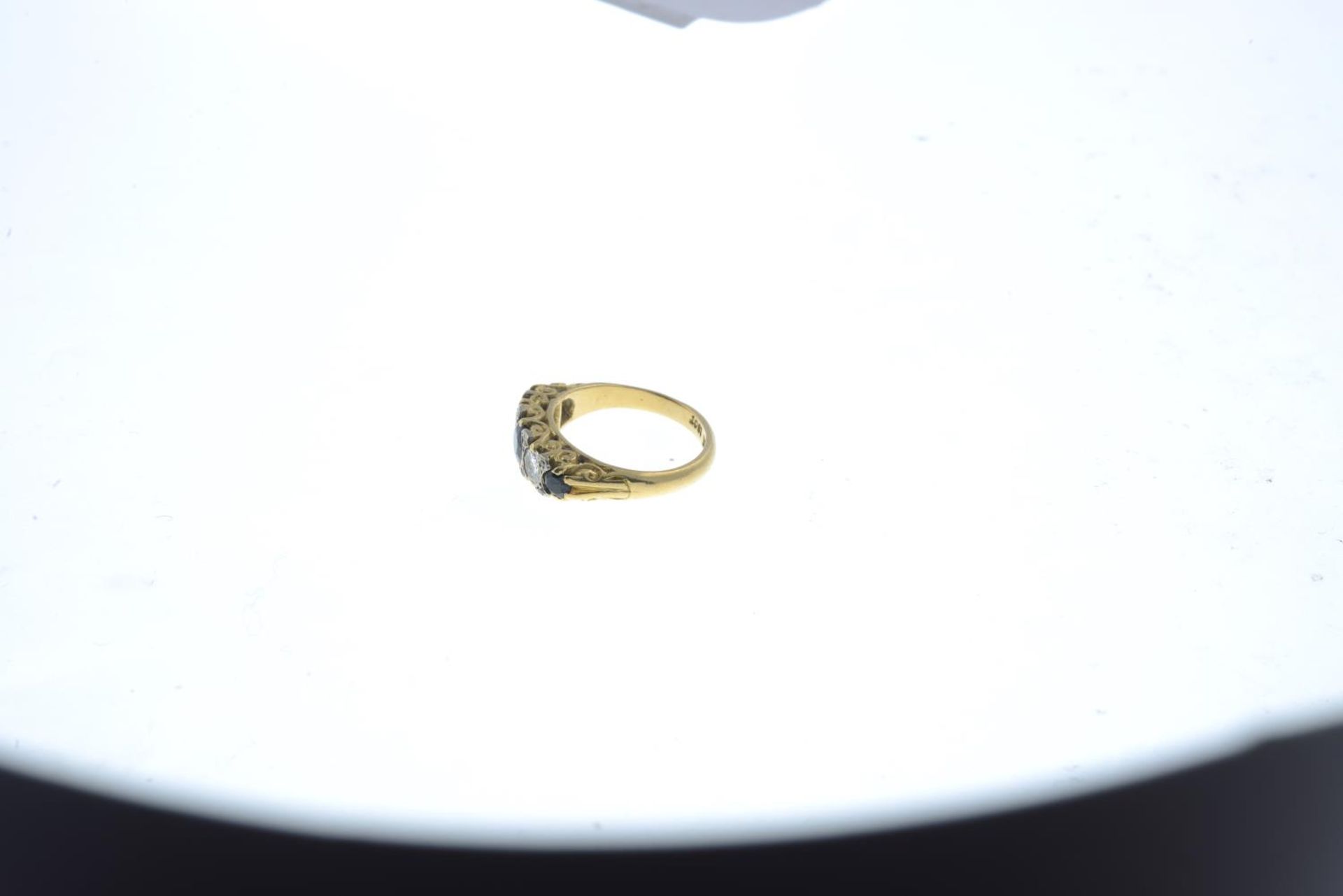A sapphire and brilliant-cut diamond five-stone ring, with double single-cut diamond spacers. - Bild 3 aus 3