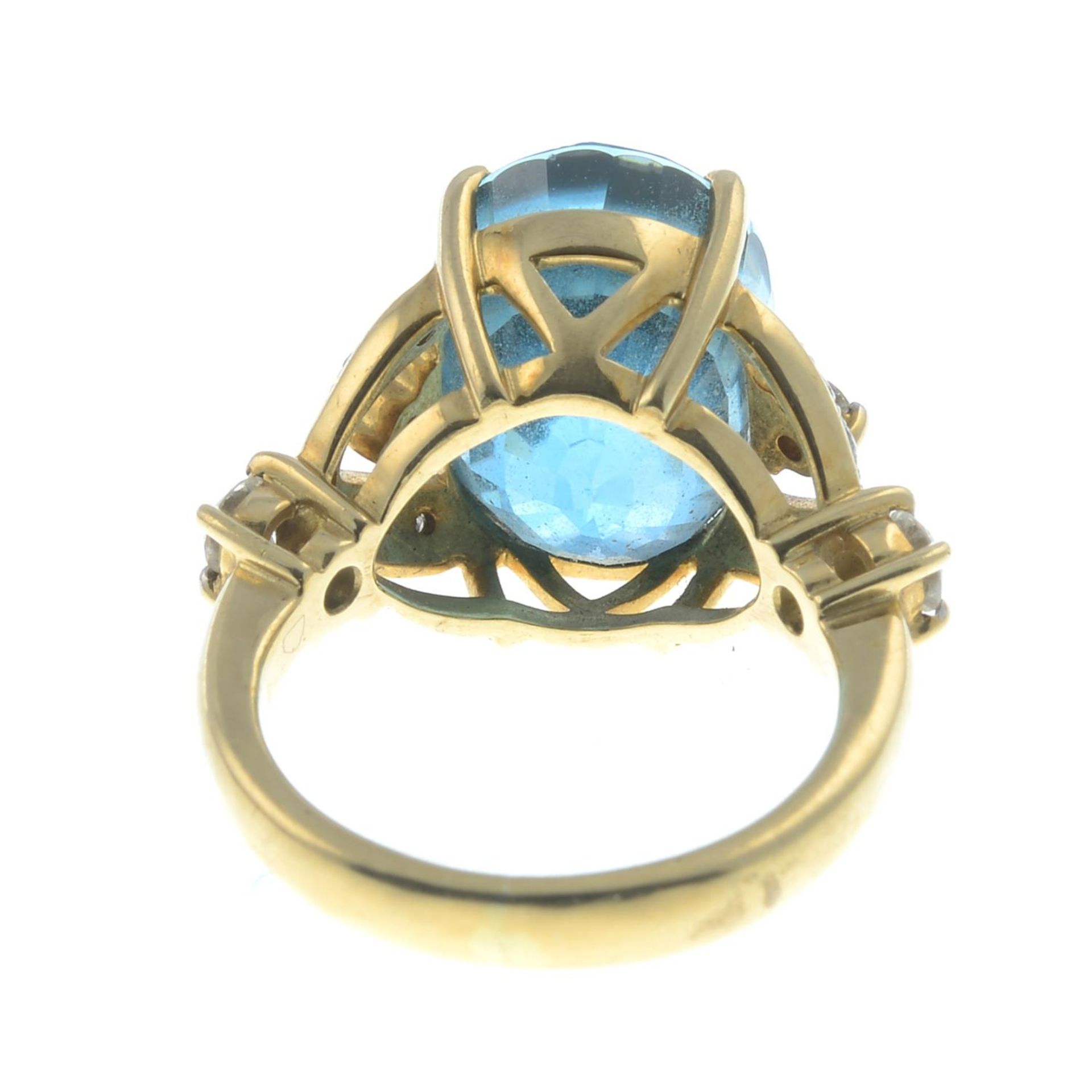 An 18ct gold blue zircon and brilliant-cut diamond dress ring.Zircon calculated weight 13.26cts, - Bild 2 aus 3