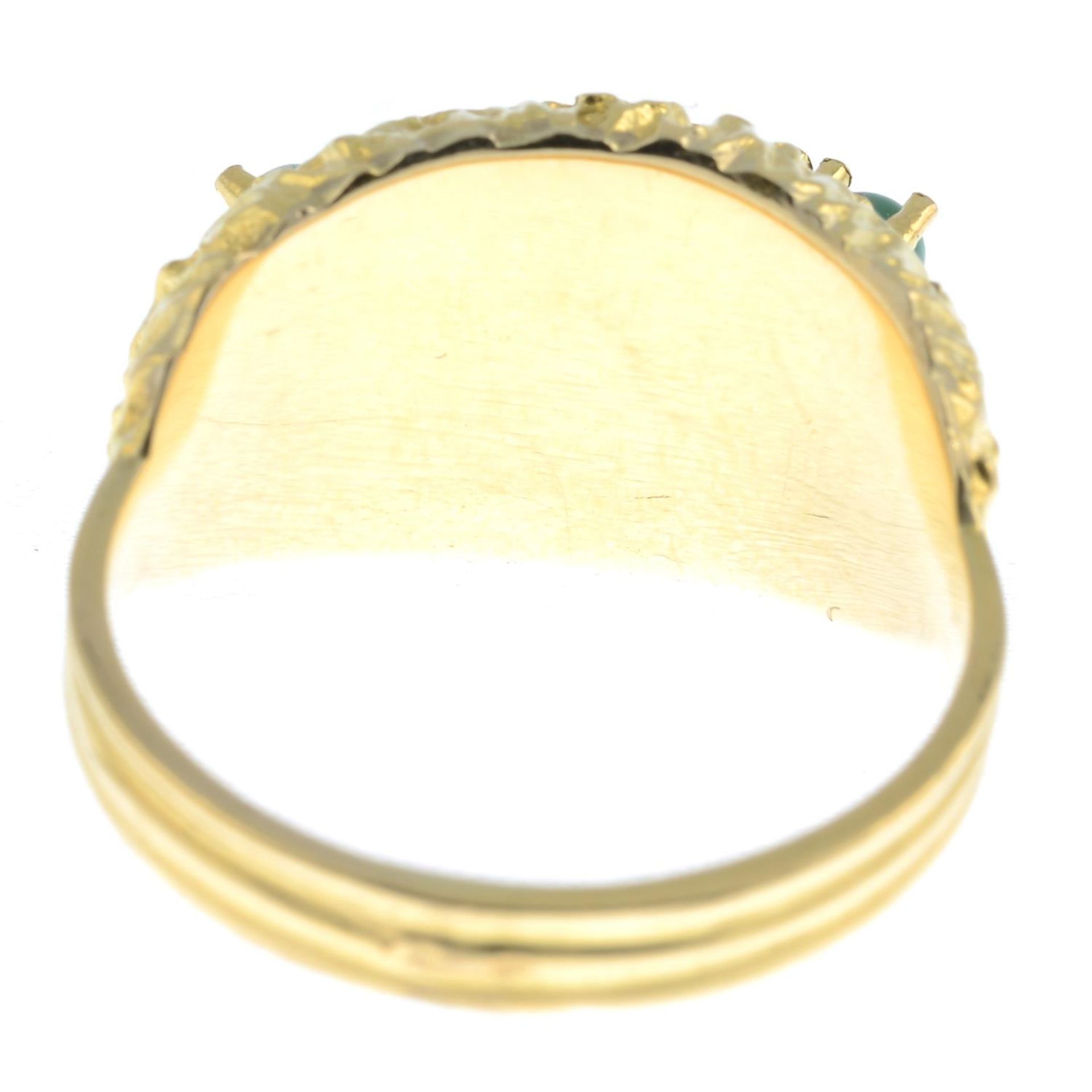 A turquoise textured dress ring. - Image 3 of 3