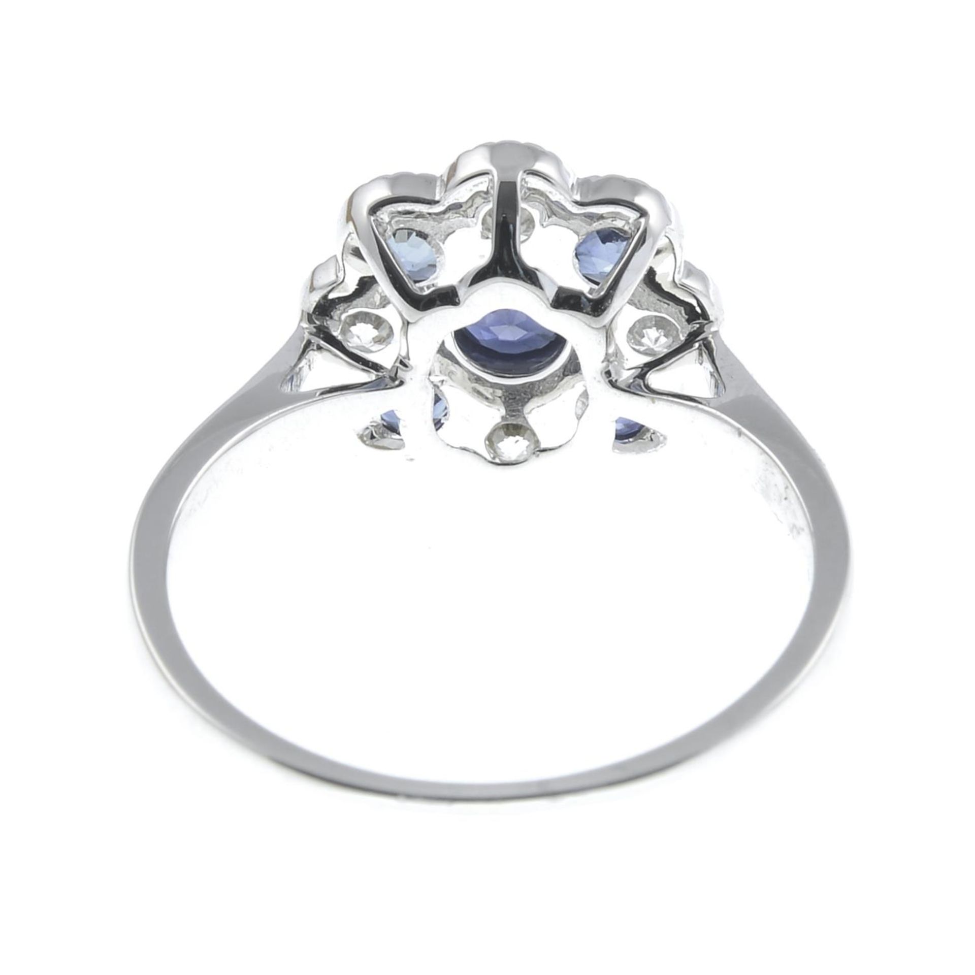 An 18ct gold sapphire and brilliant-cut diamond cluster ring.Sapphire weight 0.84ct.Diamond weight - Bild 3 aus 3