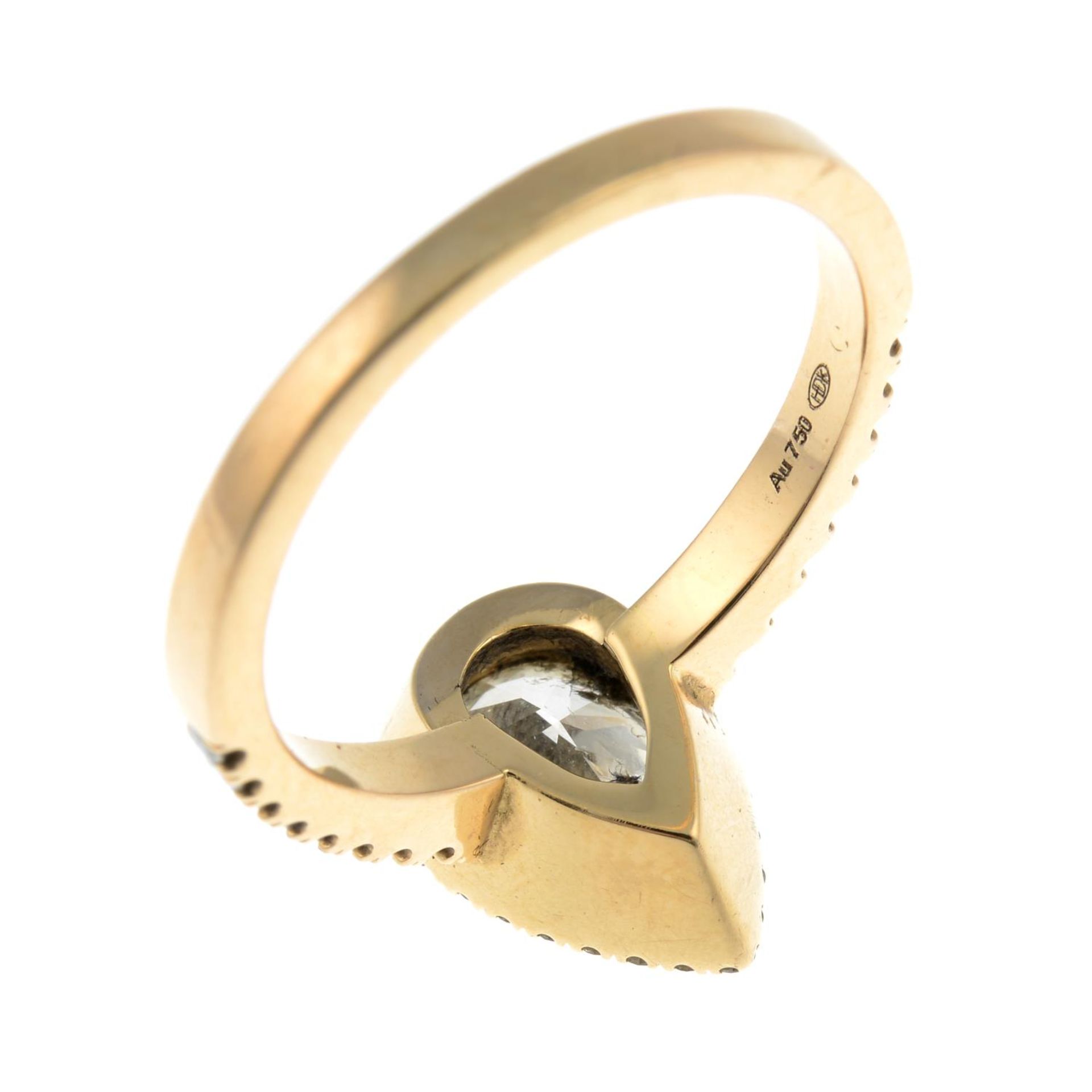 A coloured diamond and brilliant-cut diamond cluster ring.'yellowish-brown' diamond estimated - Image 2 of 3