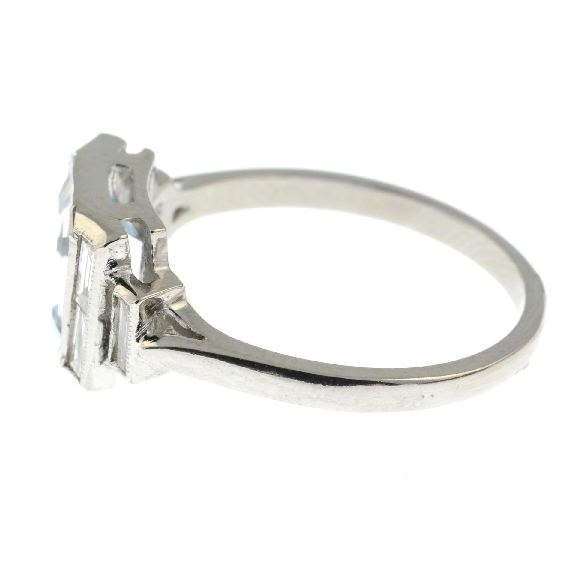 An aquamarine and diamond ring.Aquamarine weight 1.25cts. - Bild 2 aus 3