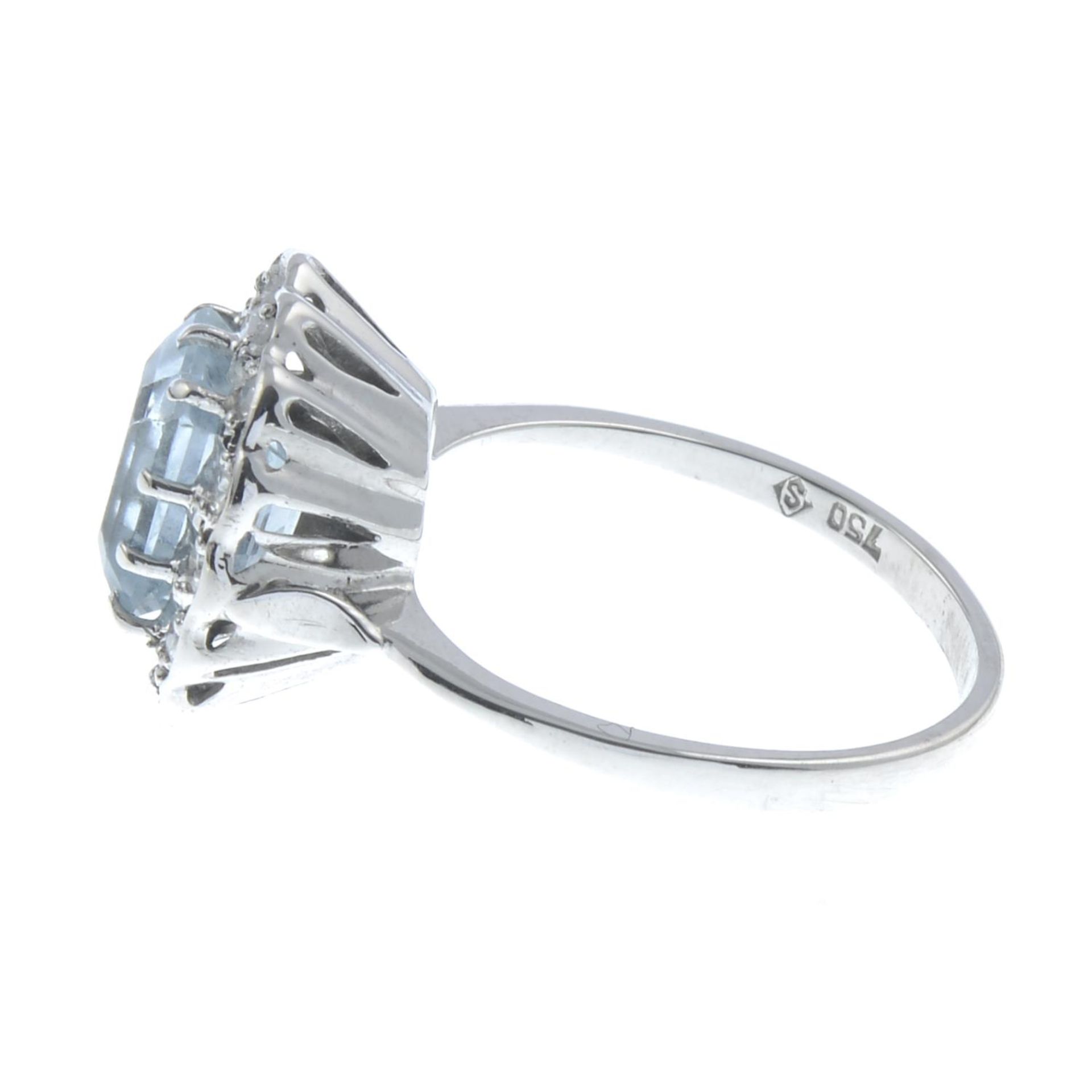 An aquamarine and diamond cluster ring. - Bild 3 aus 3