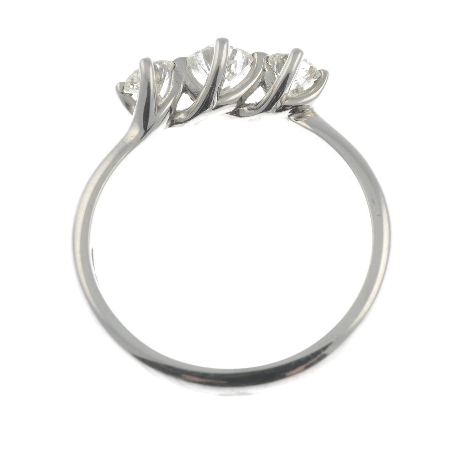 An 18ct gold brilliant-cut diamond three-stone ring. - Bild 2 aus 3