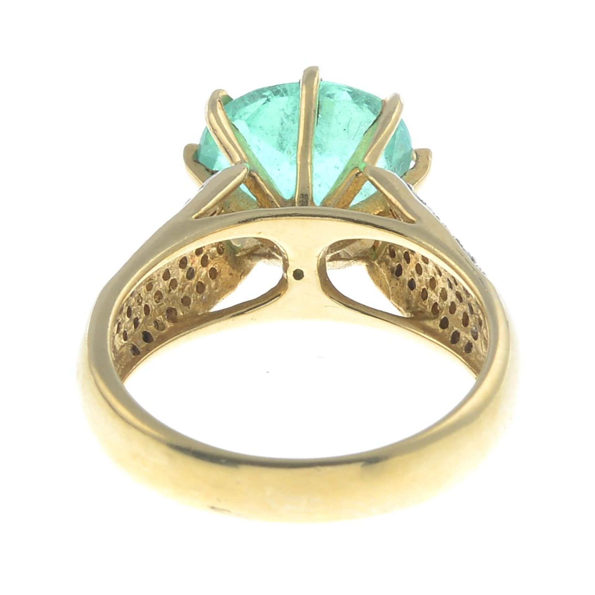 An 18ct gold emerald and brilliant-cut diamond dress ring.Emerald calculated weight 3.80cts, - Bild 2 aus 3