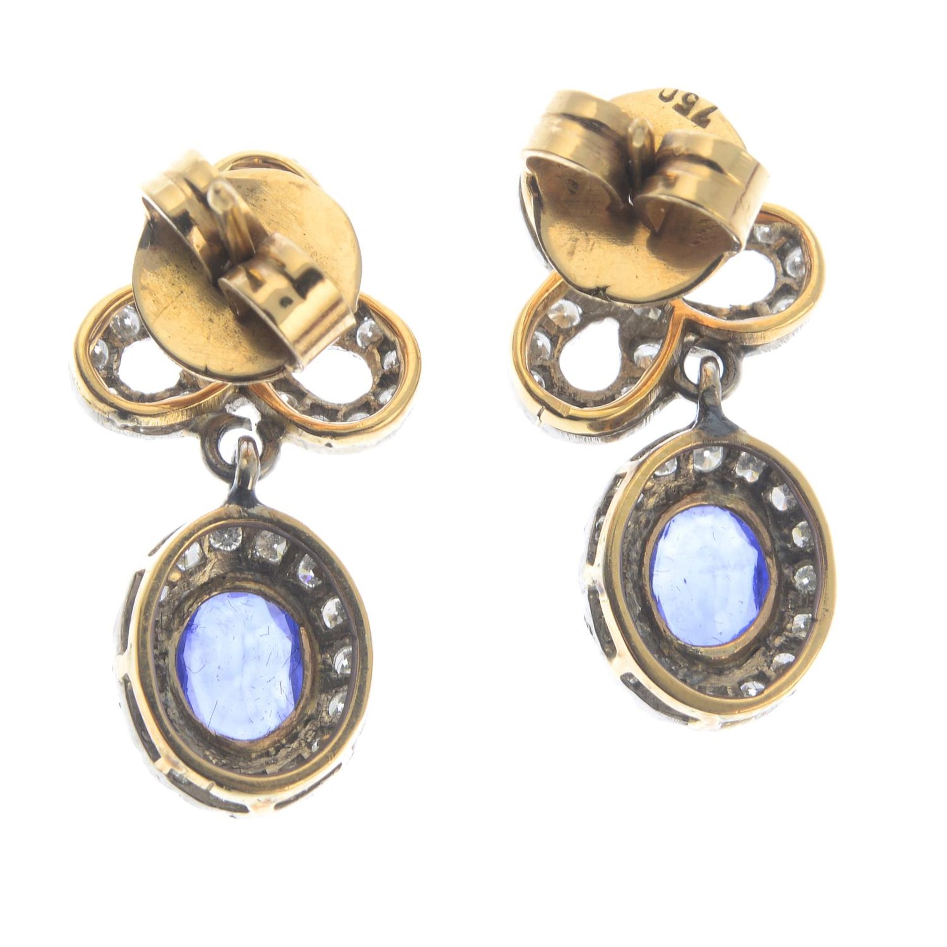 A pair of sapphire and brilliant-cut diamond cluster drop earrings. - Bild 2 aus 2