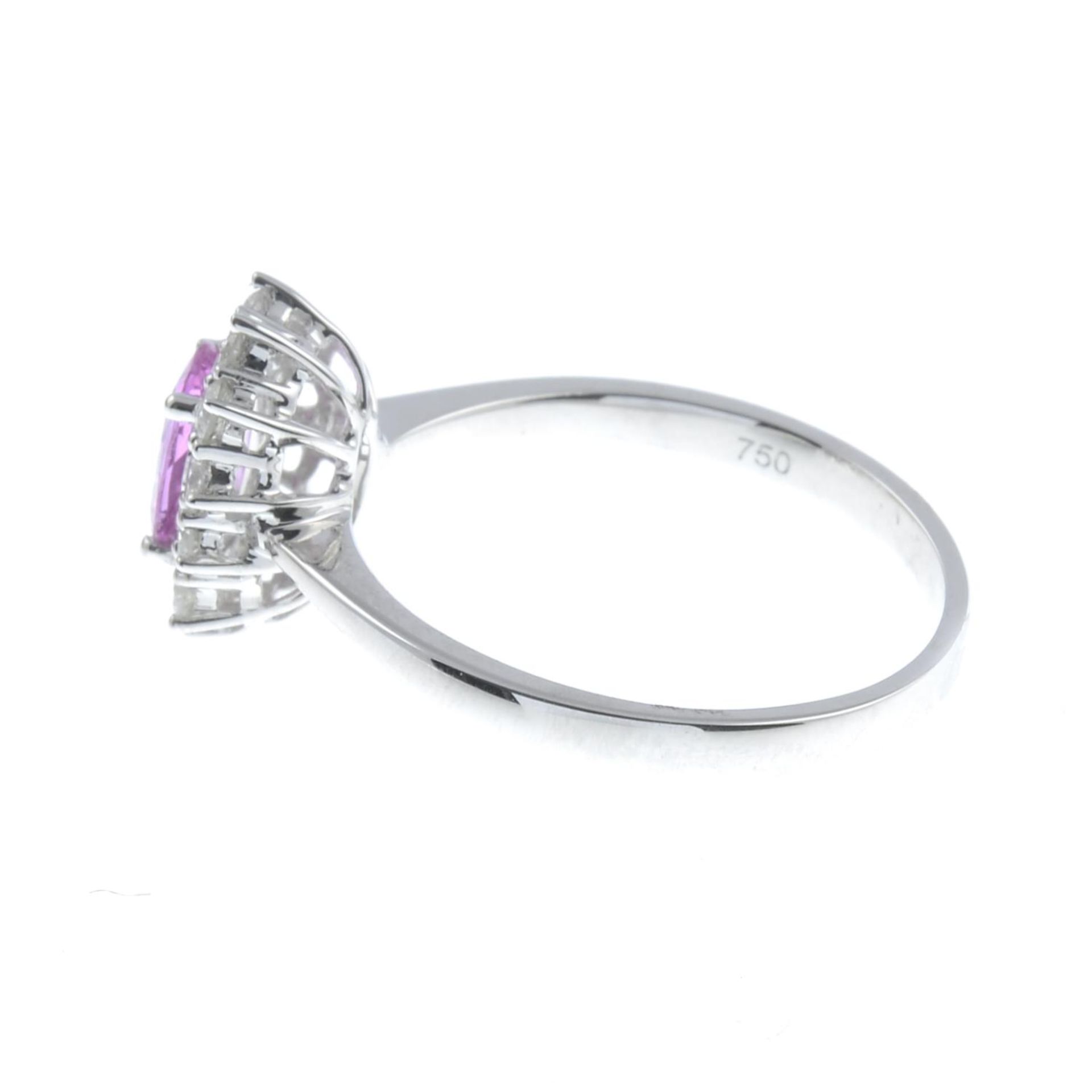 An 18ct gold pink sapphire and brilliant-cut diamond cluster ring.Sapphire weight 0.75ct.Total - Bild 3 aus 3