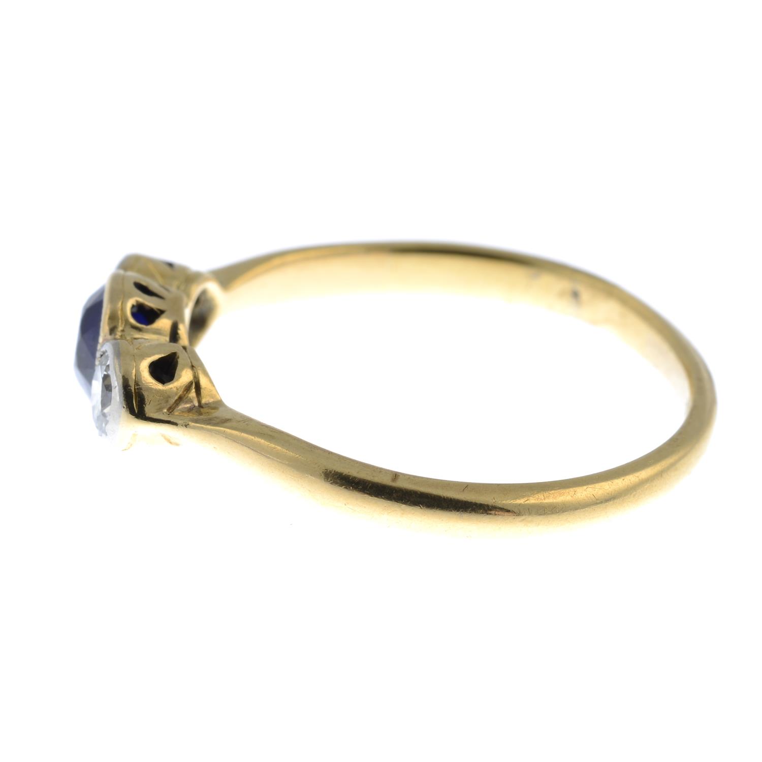 An early 20th century 18ct gold sapphire and circular-cut diamond three-stone ring.Estimated total - Bild 2 aus 3