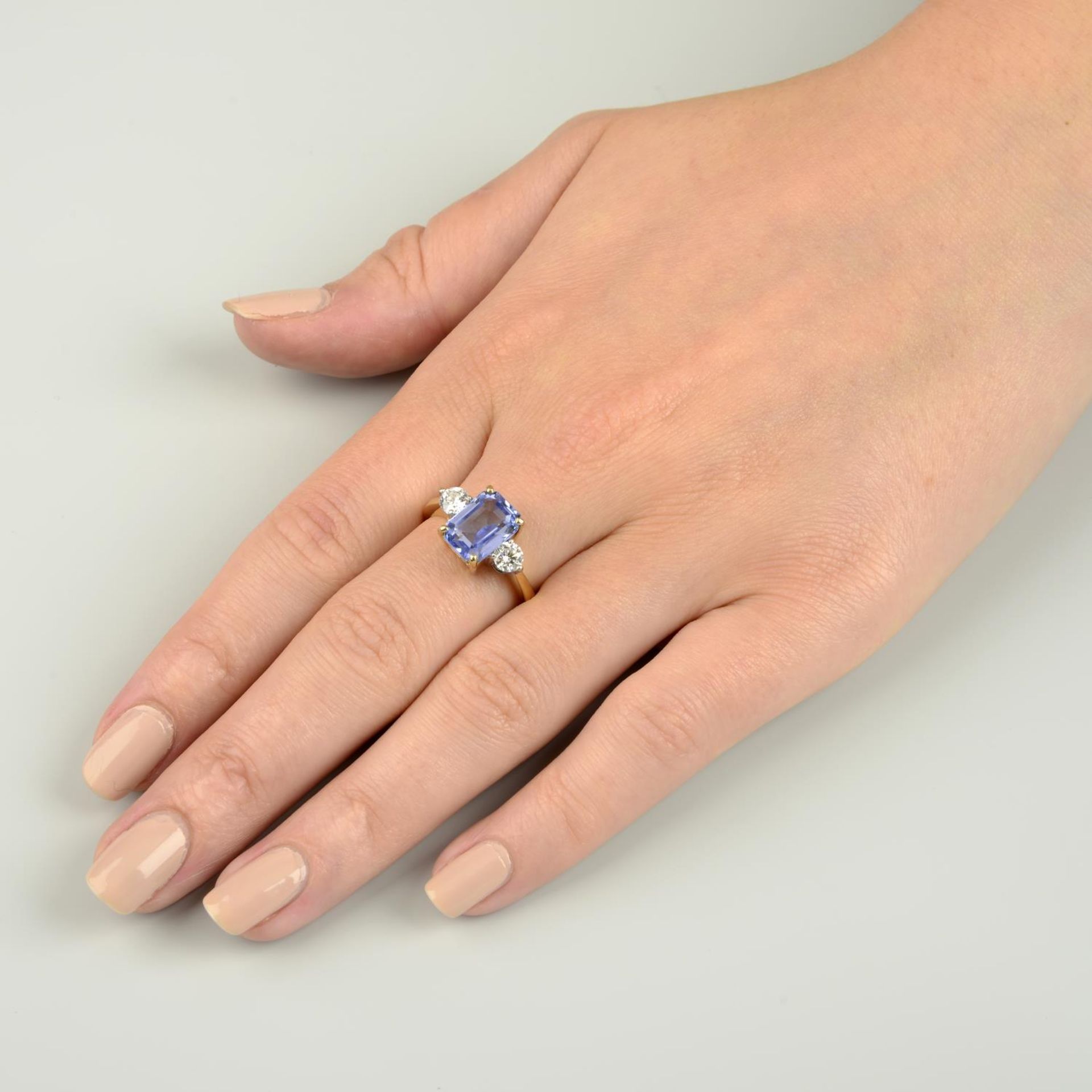 A Sri Lankan sapphire and brilliant-cut diamond three-stone ring.Verbal from The Gem & Pearl - Image 4 of 6