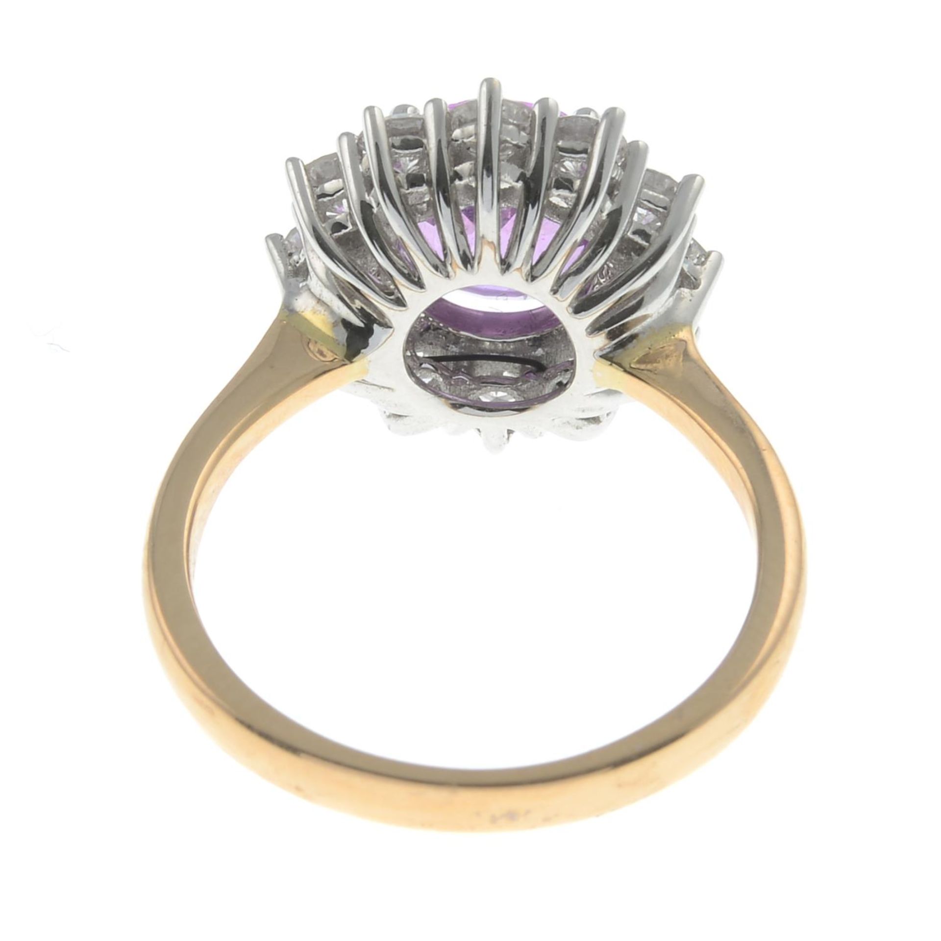 An 18ct gold pink sapphire and brilliant-cut diamond cluster ring. - Bild 3 aus 6