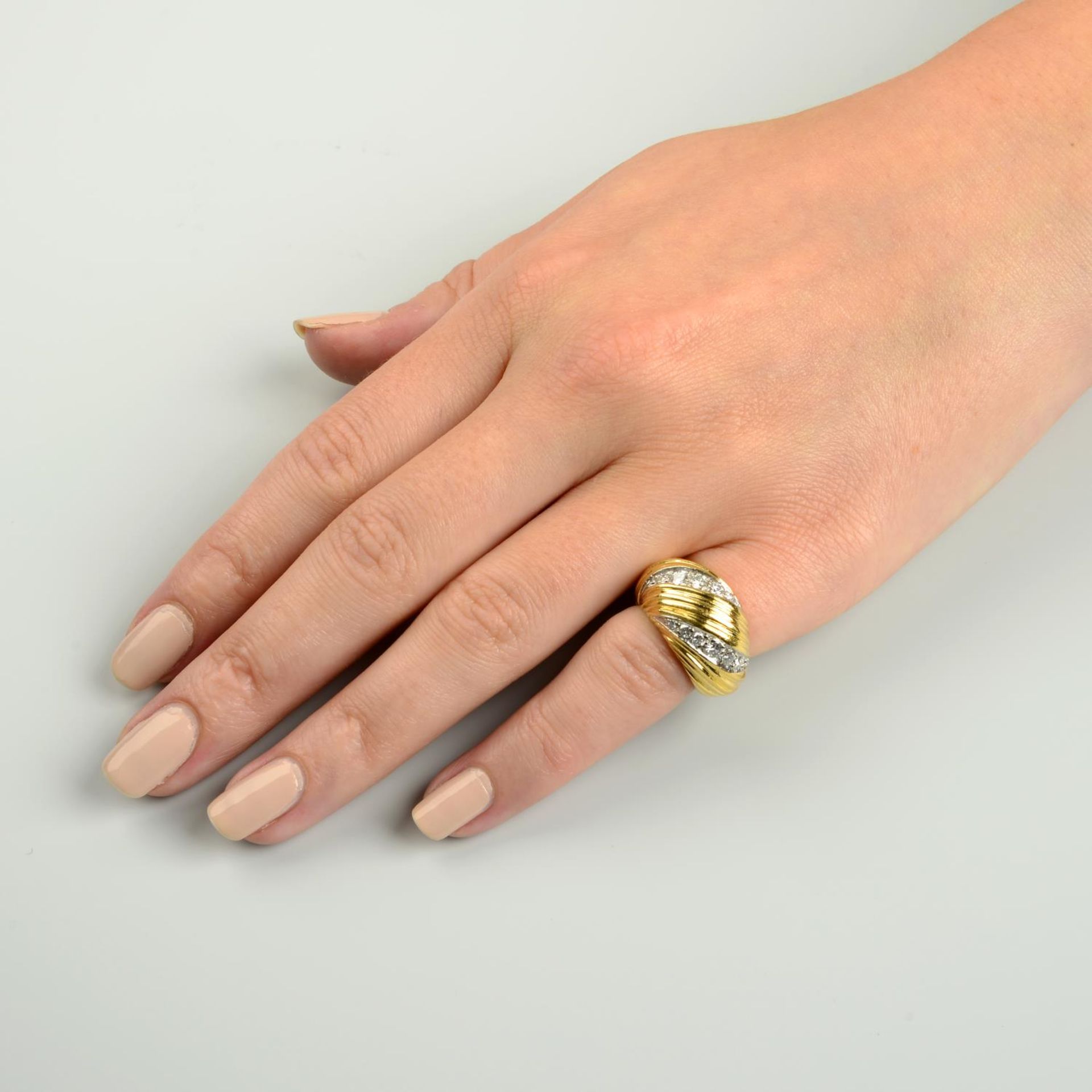 A 1970s 18ct gold brilliant-cut diamond grooved and tapered bombe ring, - Bild 4 aus 6