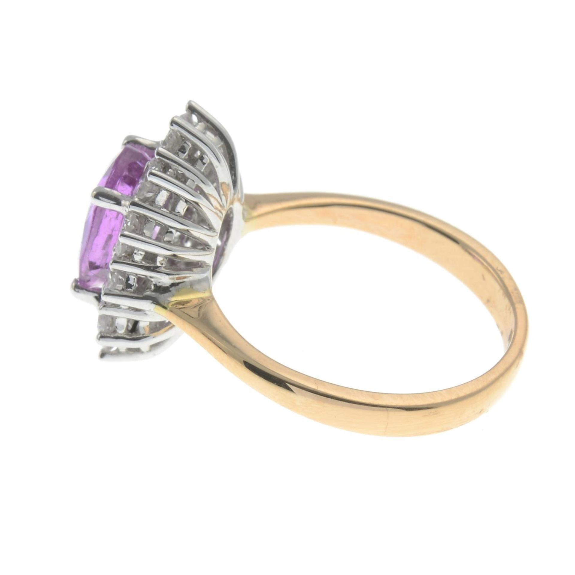 An 18ct gold pink sapphire and brilliant-cut diamond cluster ring. - Bild 5 aus 6