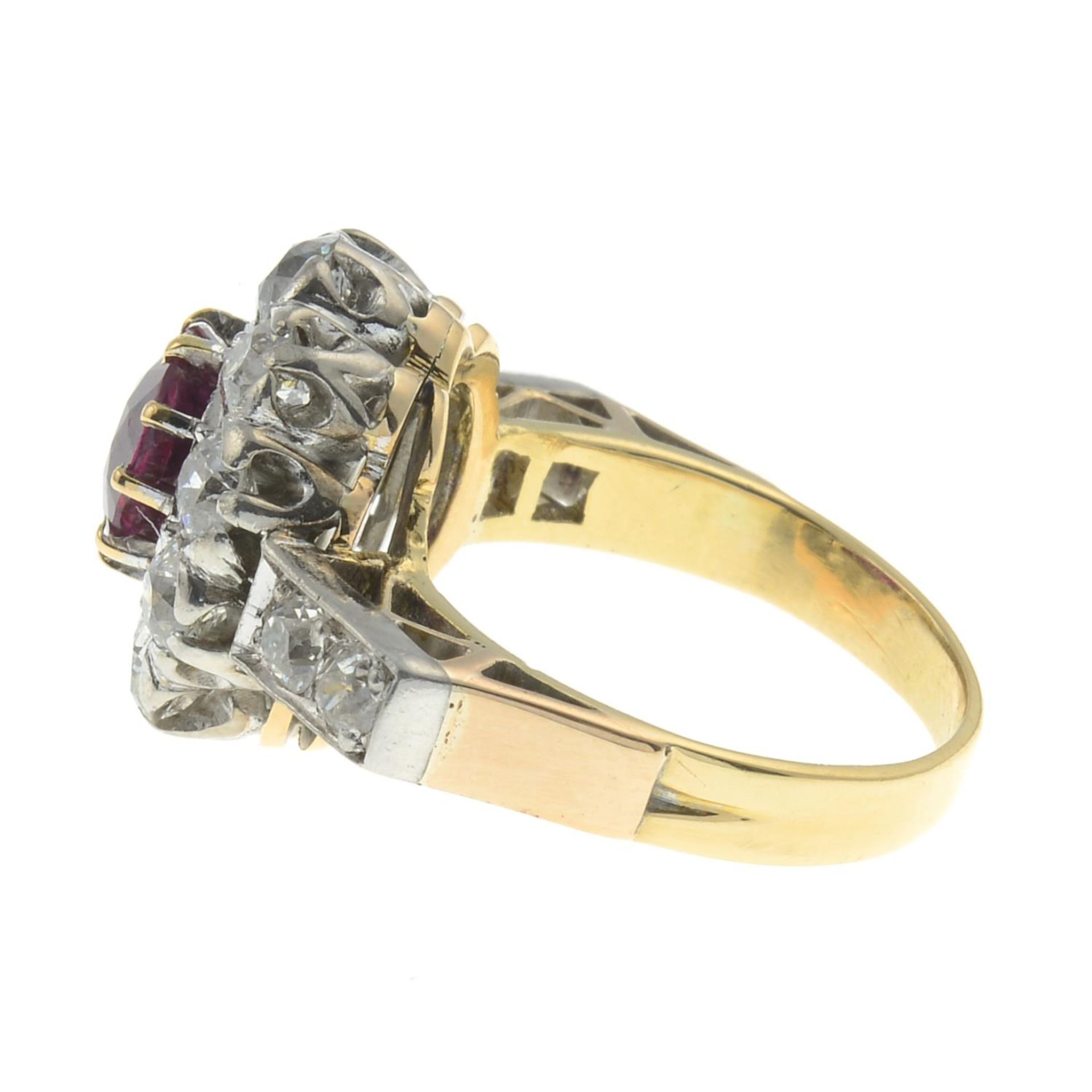 A Thai ruby and old-cut diamond cluster ring. - Bild 5 aus 6