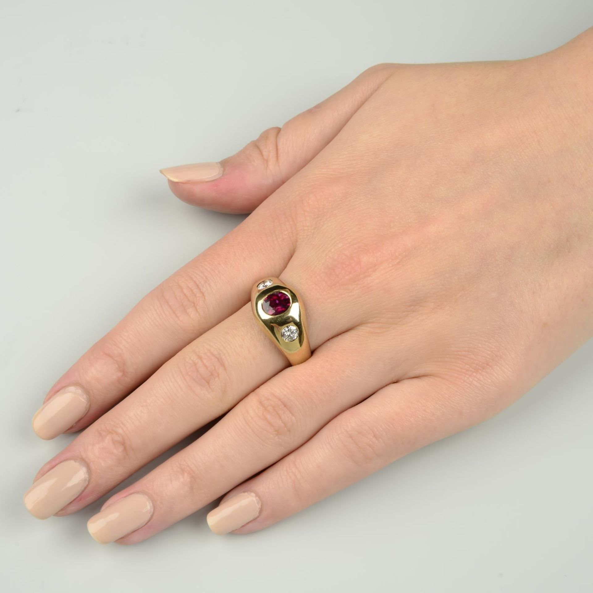 A ruby and brilliant-cut diamond three-stone ring.Ruby calculated weight 0.91ct, - Bild 4 aus 6