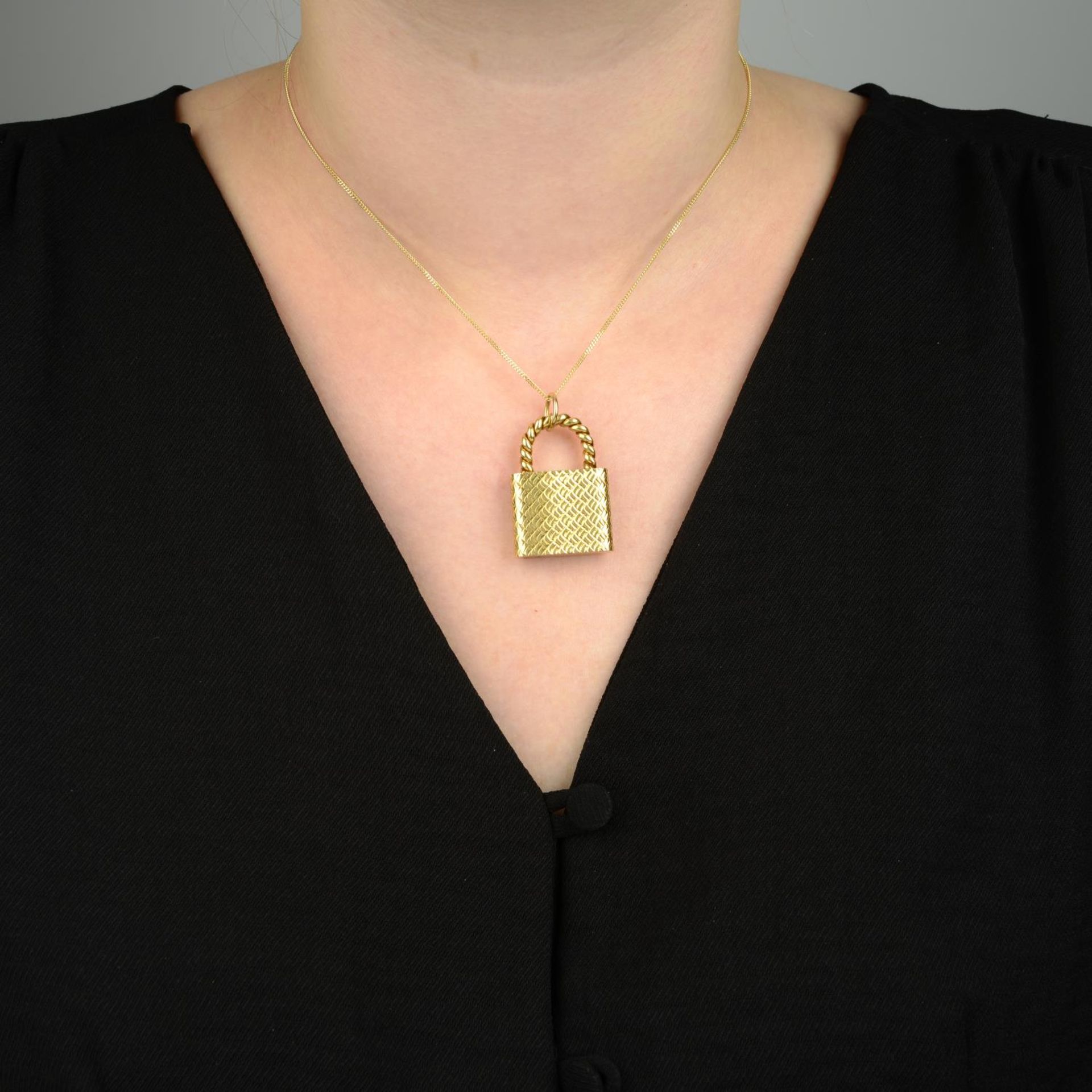 A 1970s 18ct gold padlock pendant, by Cartier.Hallmarks for London, 1977. - Bild 4 aus 4