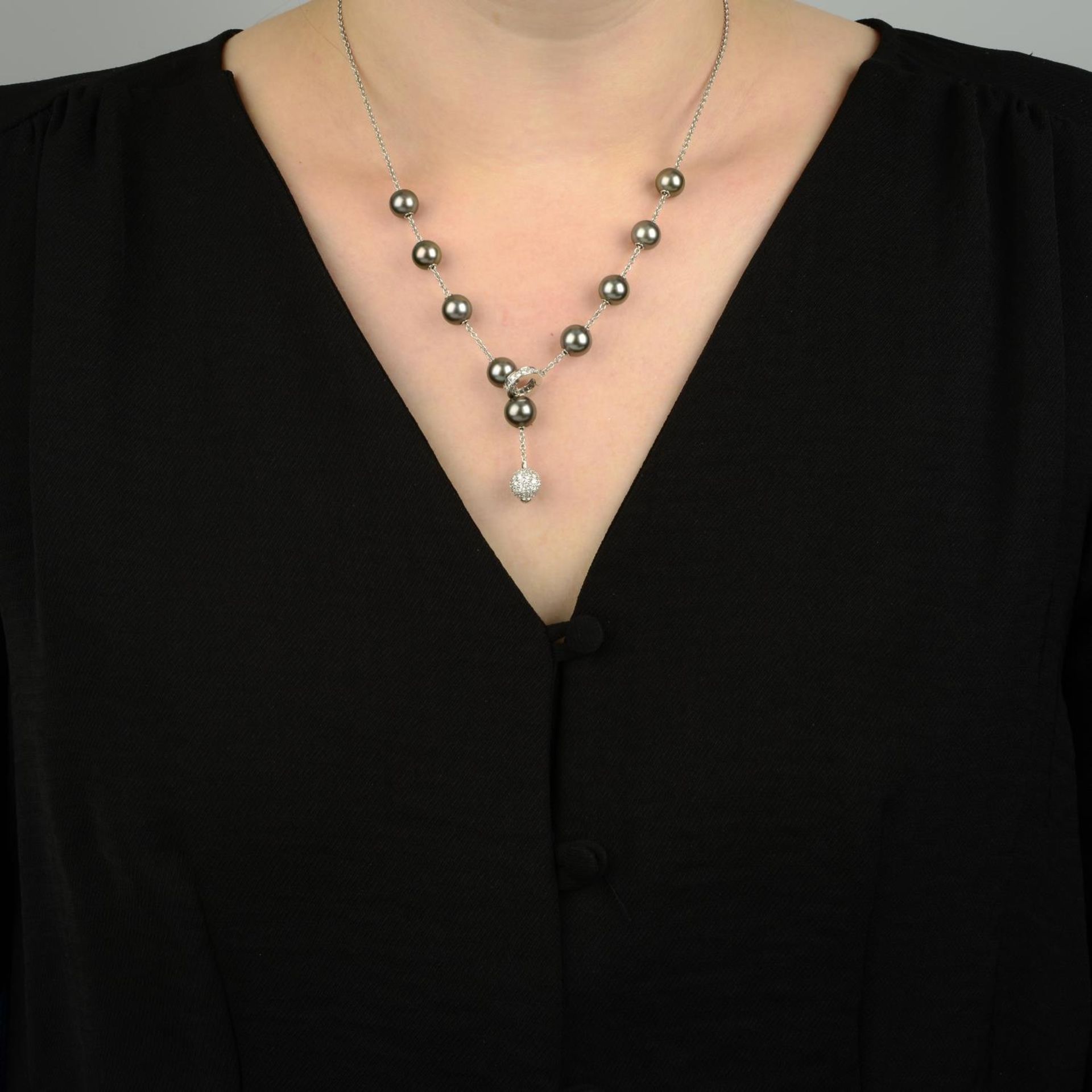 A Tahitian cultured pearl and diamond 'Pearls in Motion' necklace, by Mikimoto. - Bild 4 aus 4