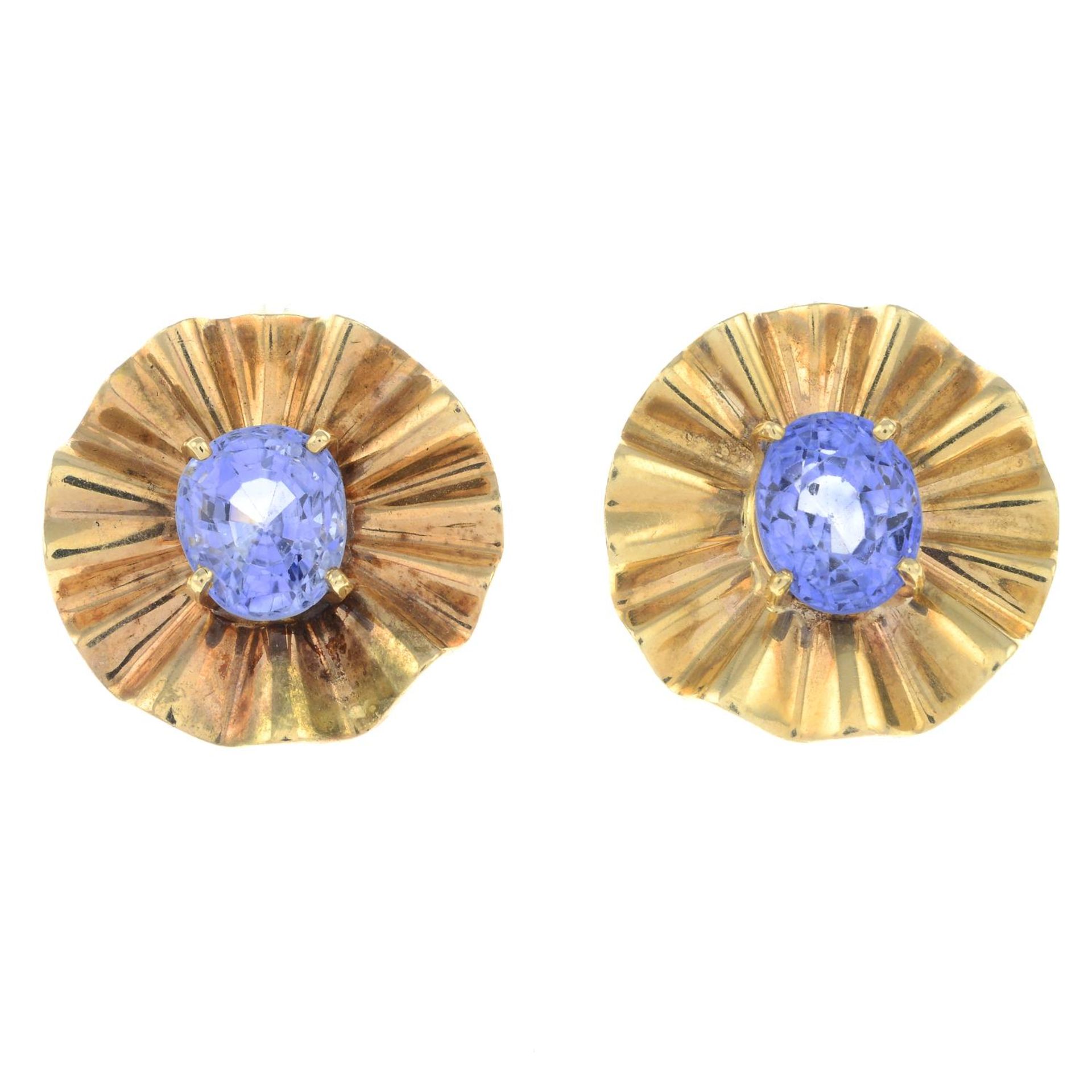 A pair of mid 20th century 14ct gold sapphire earrings. - Bild 2 aus 3