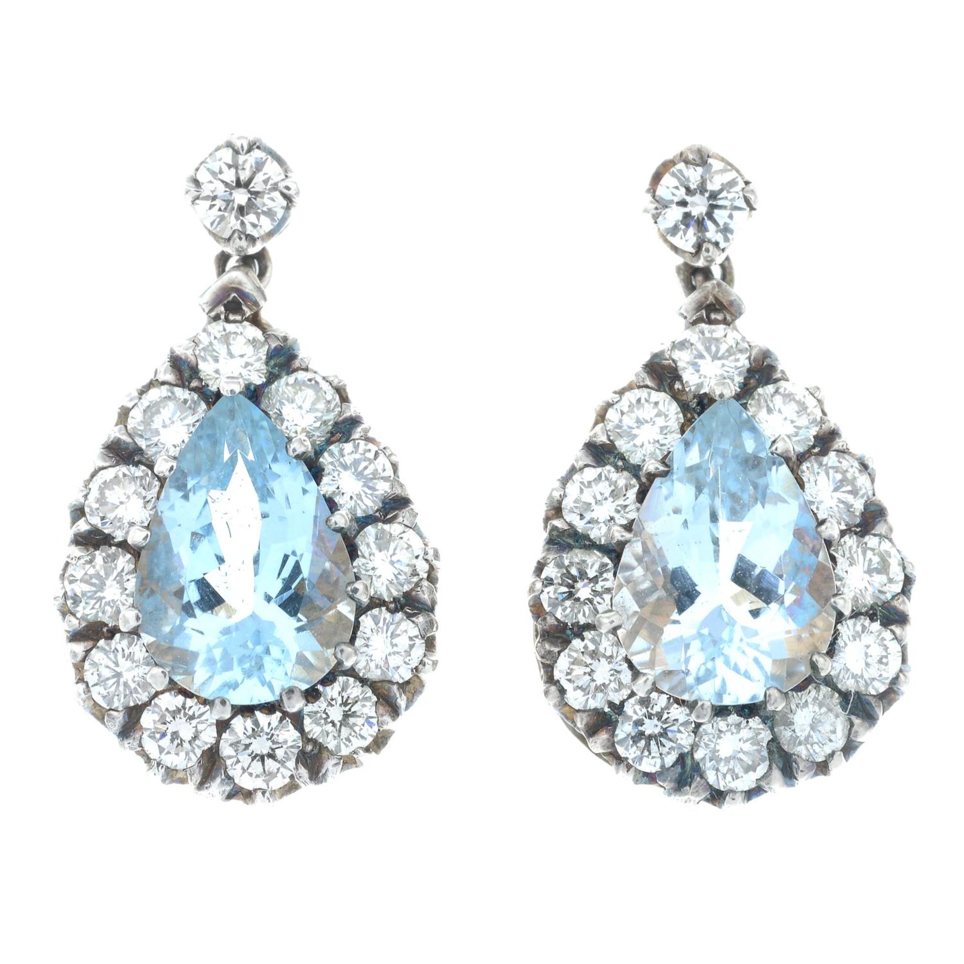 A pair of aquamarine and diamond pear-shape cluster drop earrings. - Bild 2 aus 3