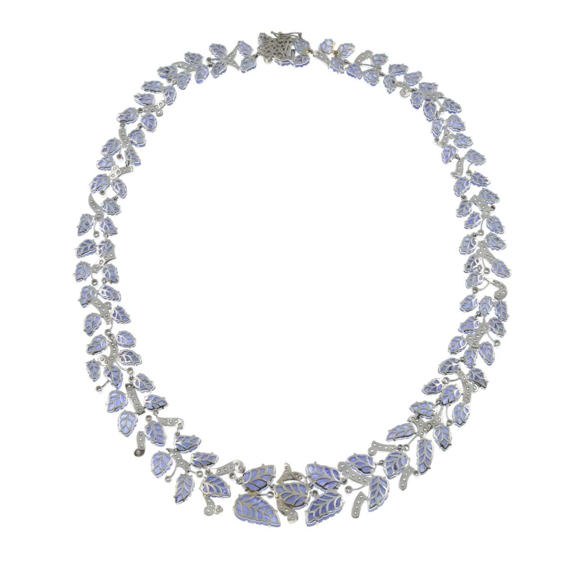 A foliate-carved sapphire and brilliant-cut diamond necklace.Estimated total diamond weight - Bild 5 aus 5