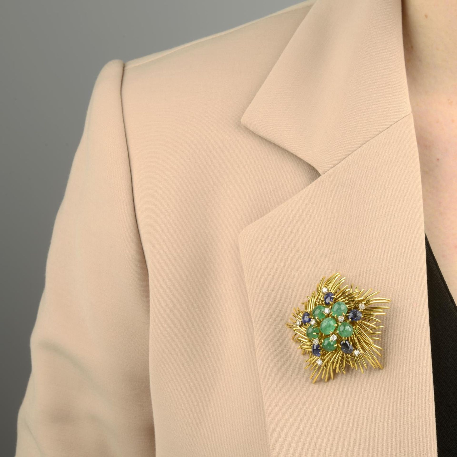 A mid 20th century emerald, sapphire and diamond brooch, by Cartier. - Bild 4 aus 4