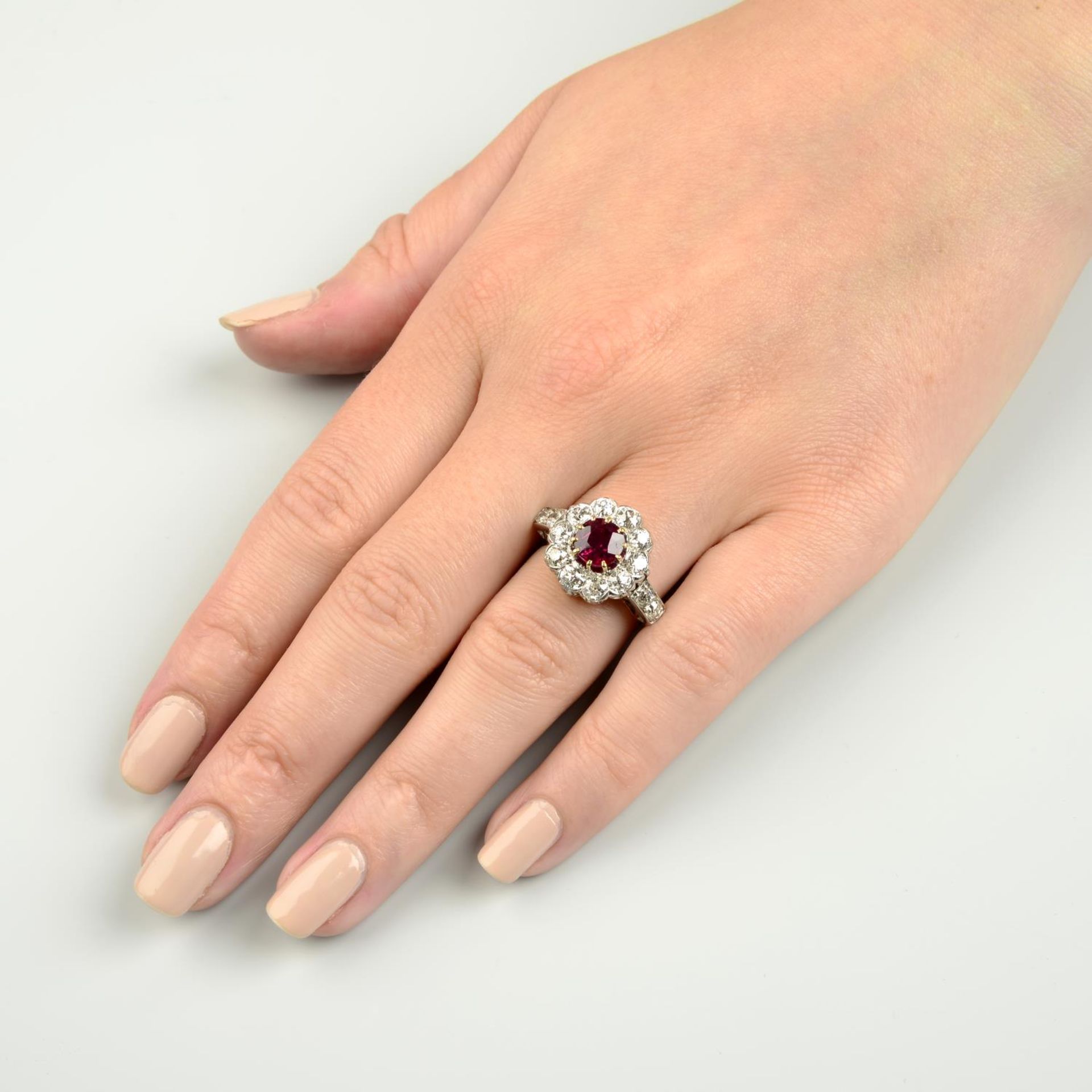 A Thai ruby and old-cut diamond cluster ring. - Bild 4 aus 6